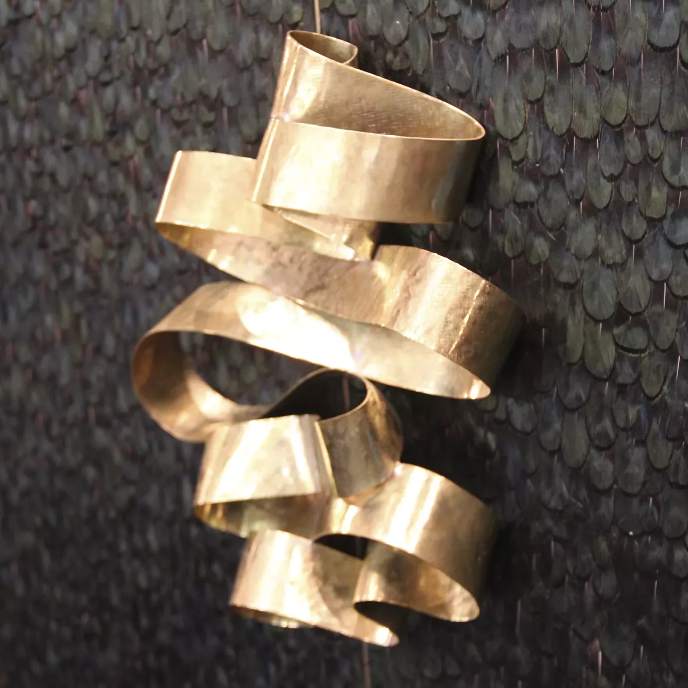 Шкаф с отделкой из перьев павлина Mirage