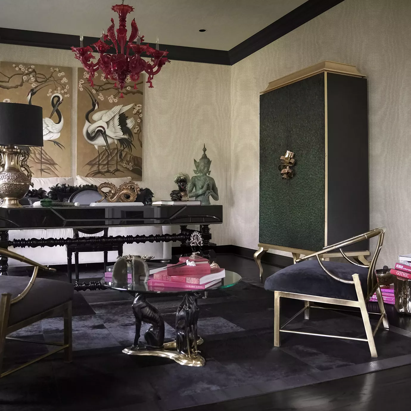 Шкаф с отделкой из перьев павлина Mirage