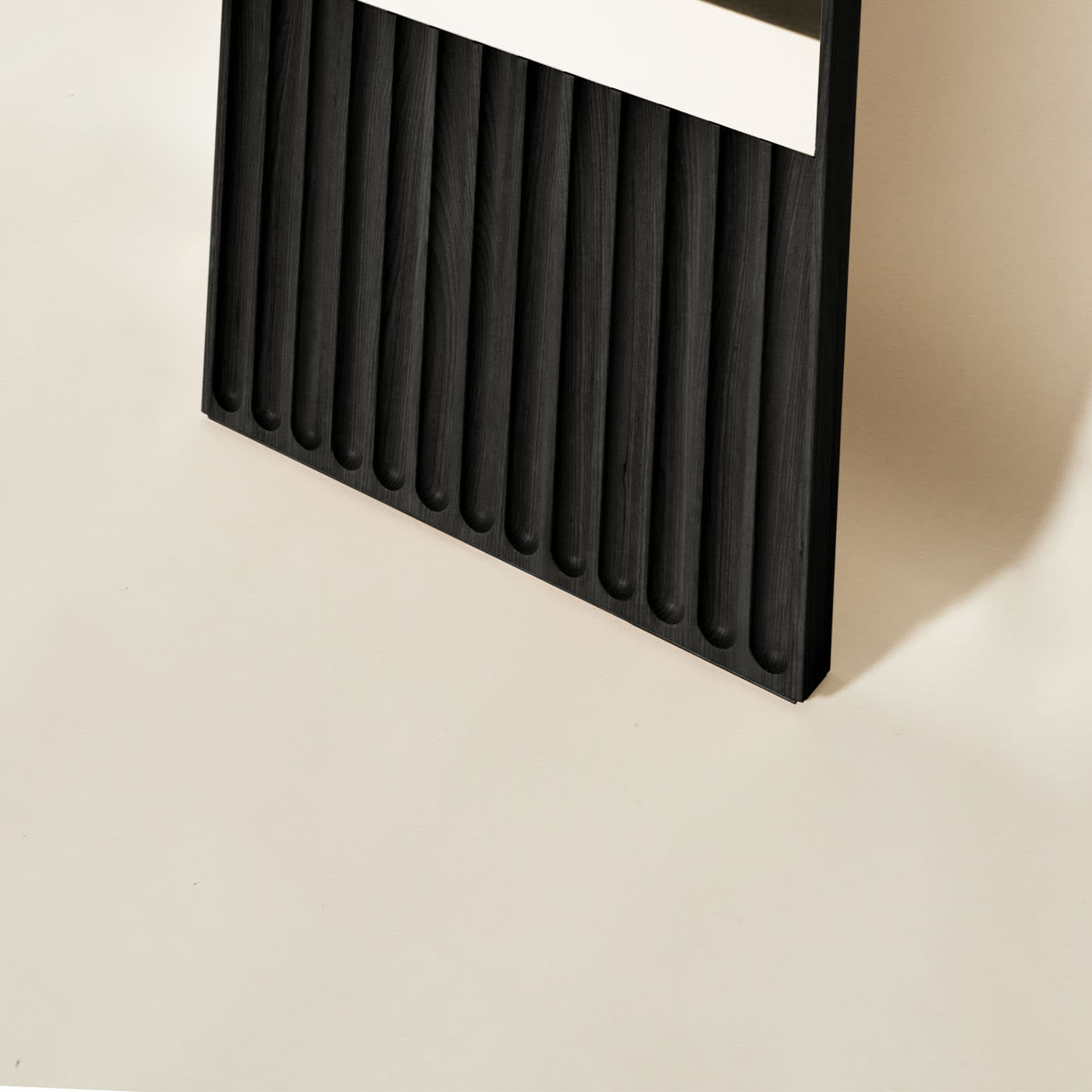 Черное напольное зеркало Tutto Sesto