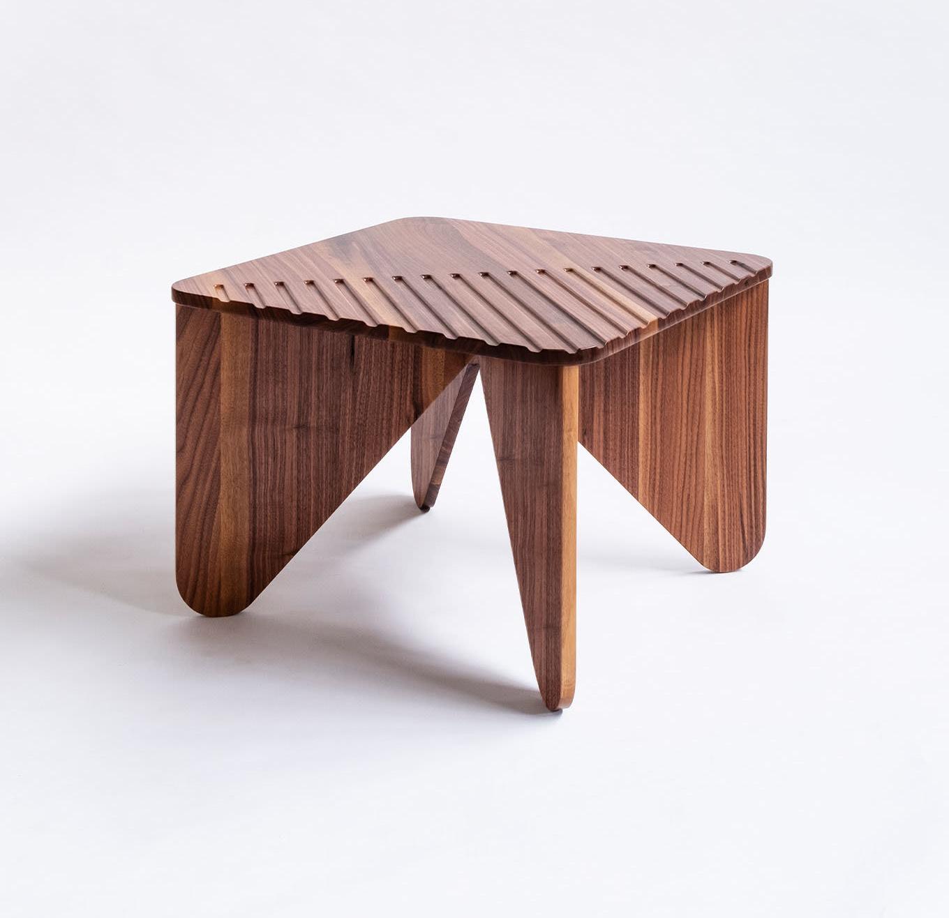 Средний низкий столик из дерева