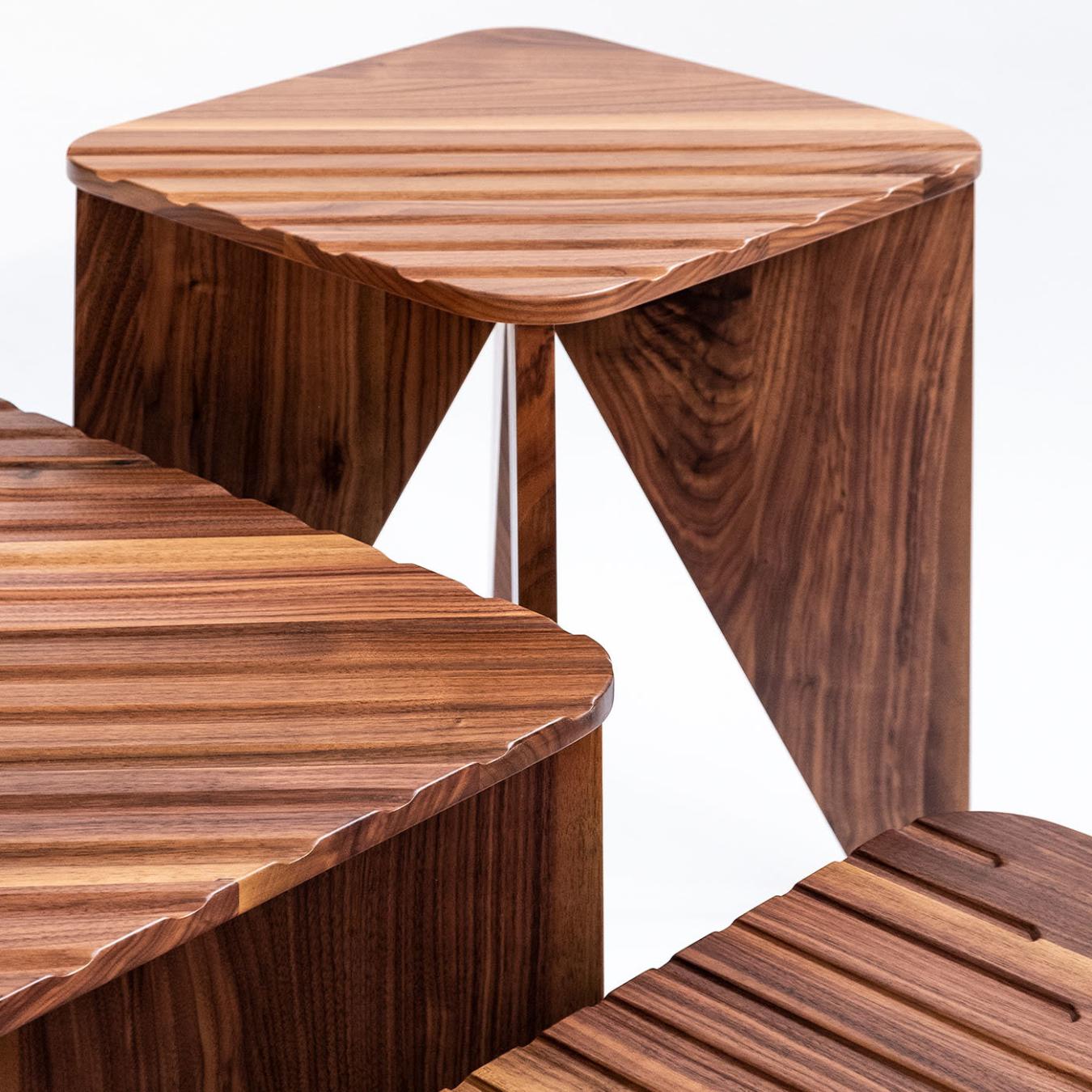 Компактный низкий столик из дерева