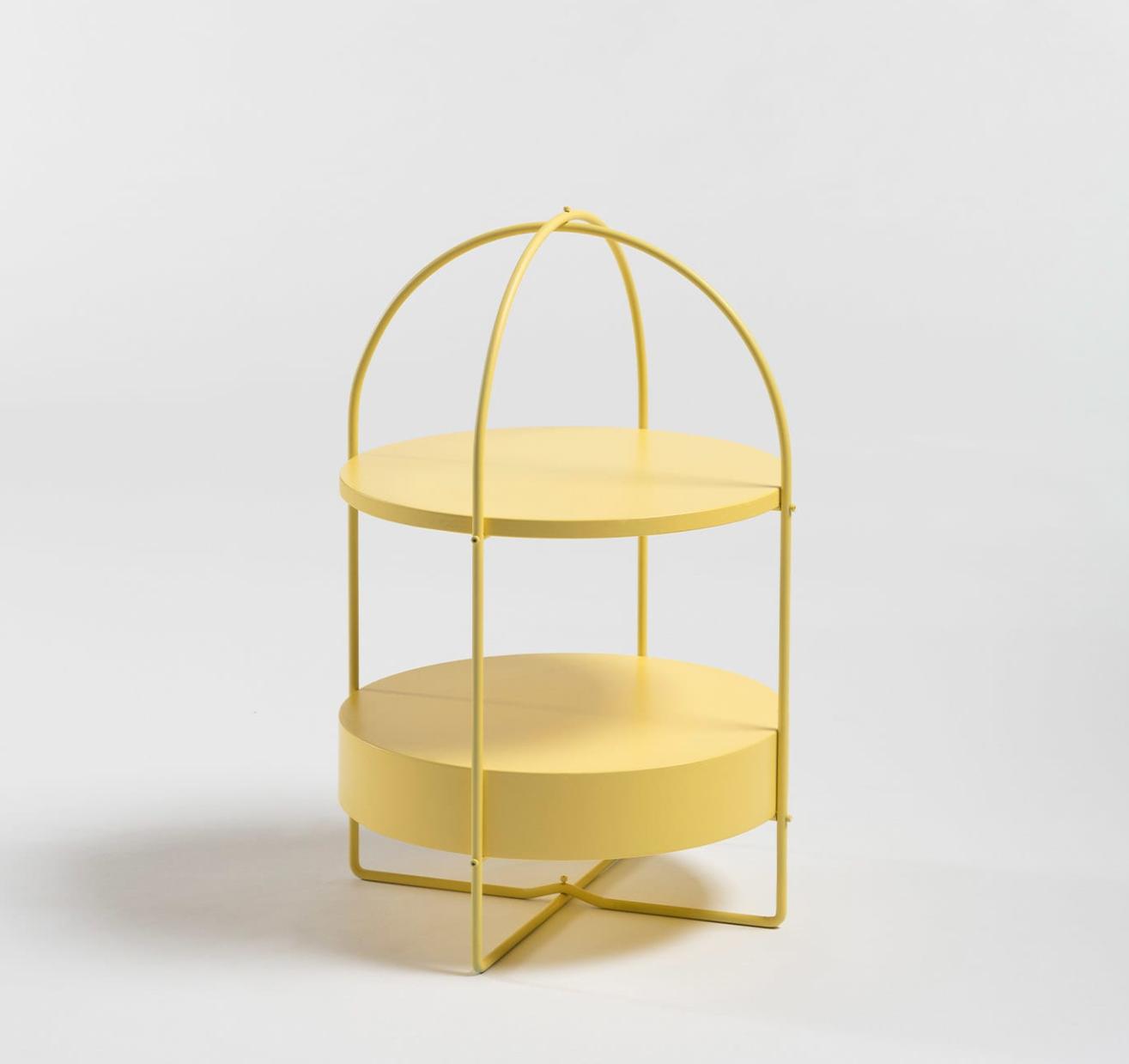Яркий желтый приставной столик