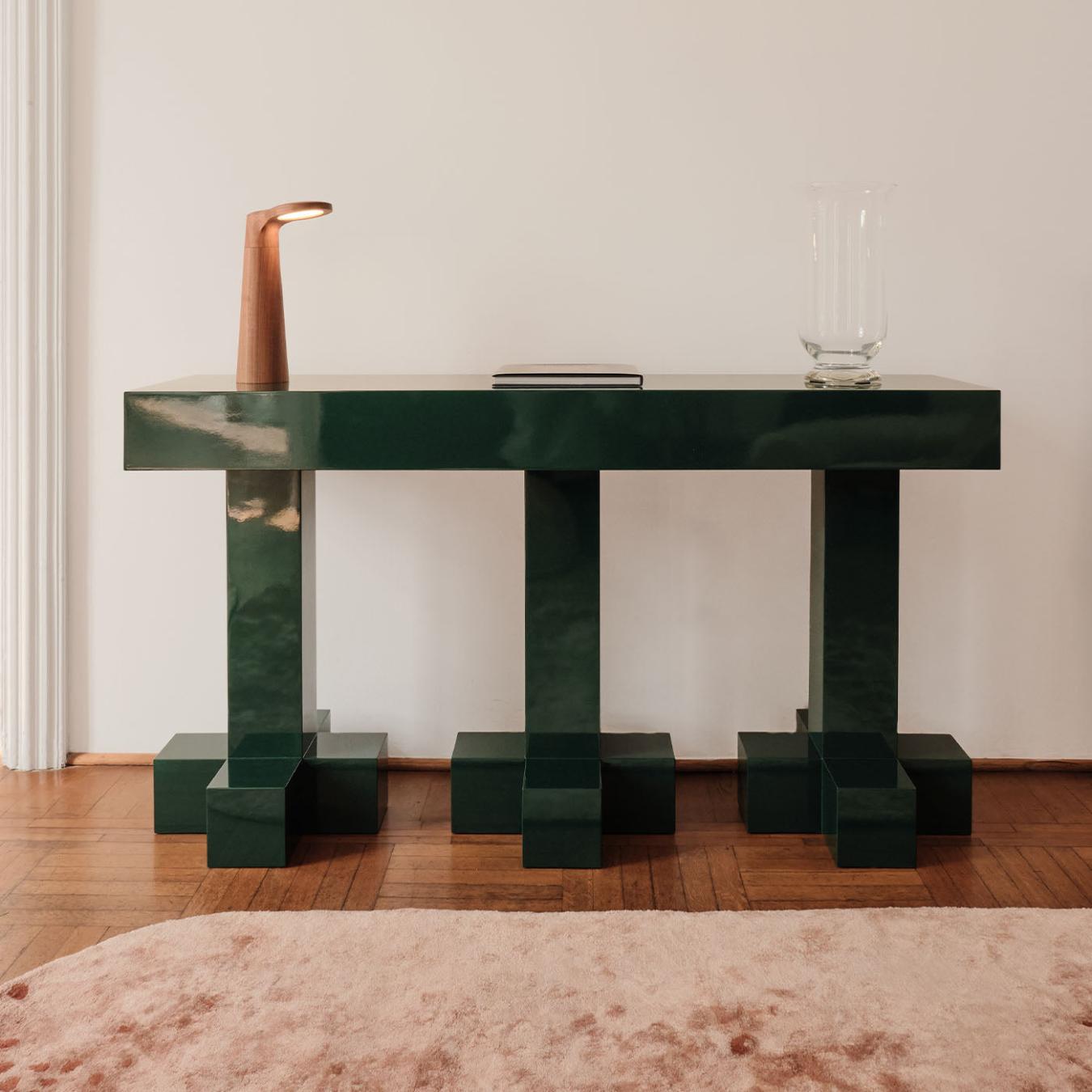 Зеленая глянцевая консоль