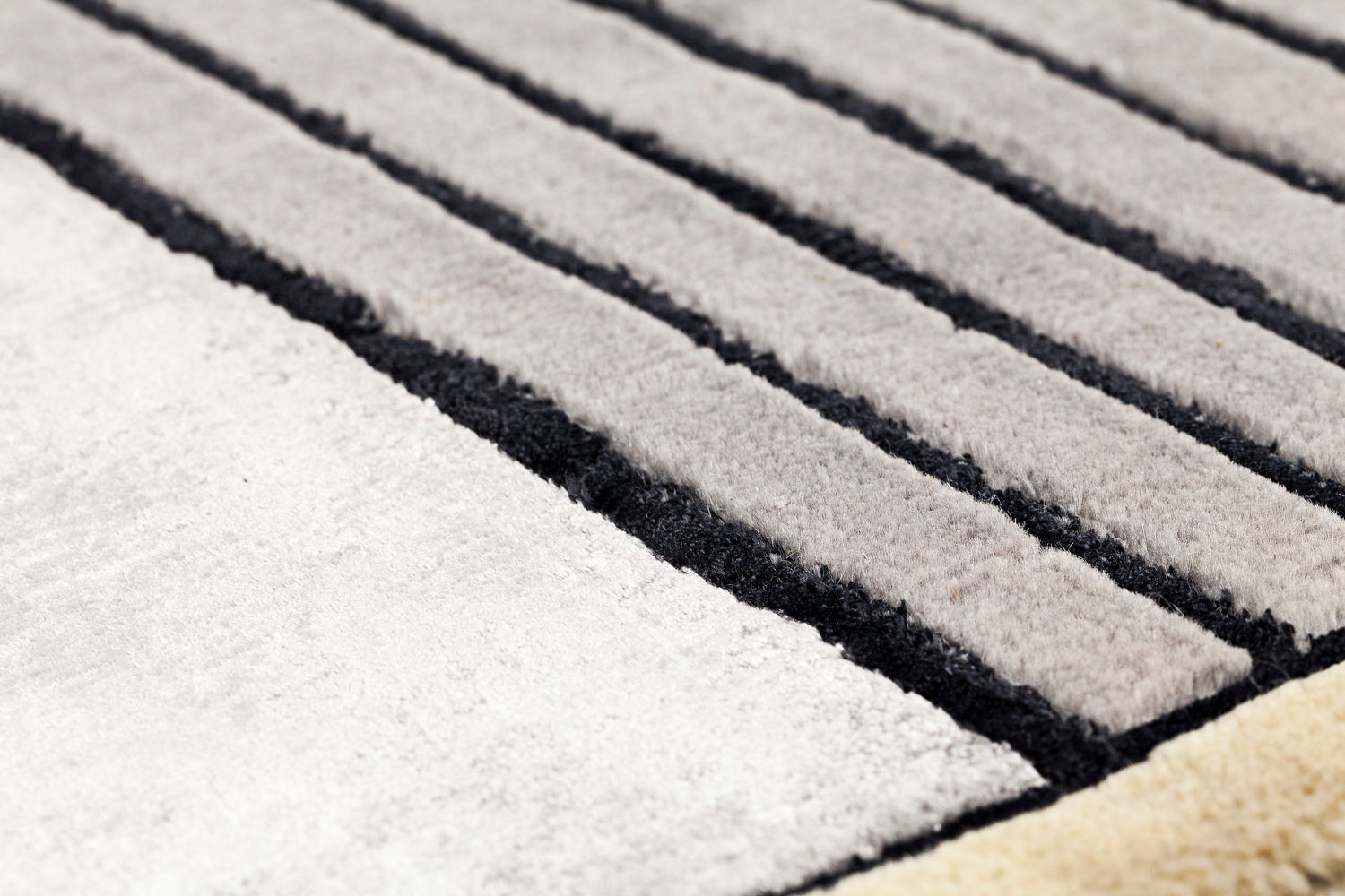 Ковер с серыми полосами из шерсти и вискозы