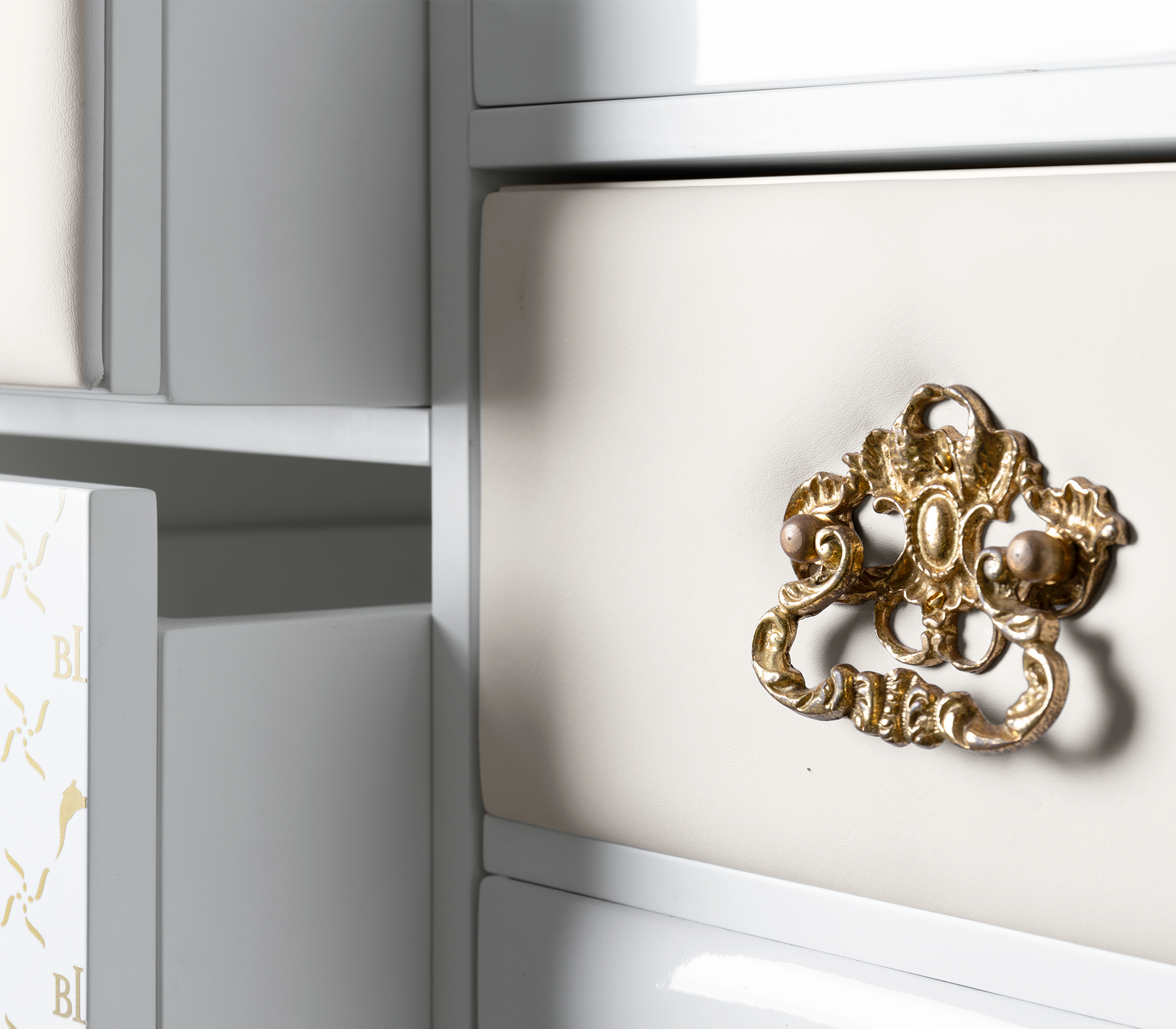 Буфет Miro White