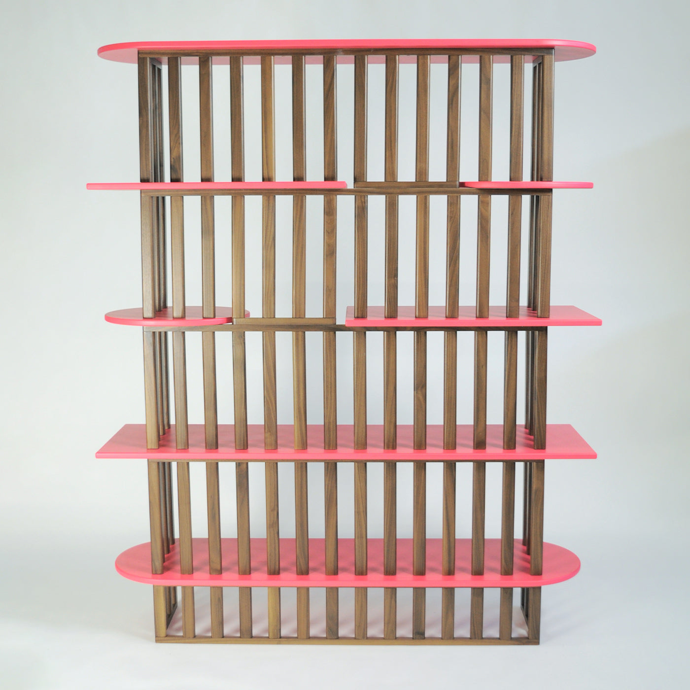 Розовый пятиуровневый книжный шкаф