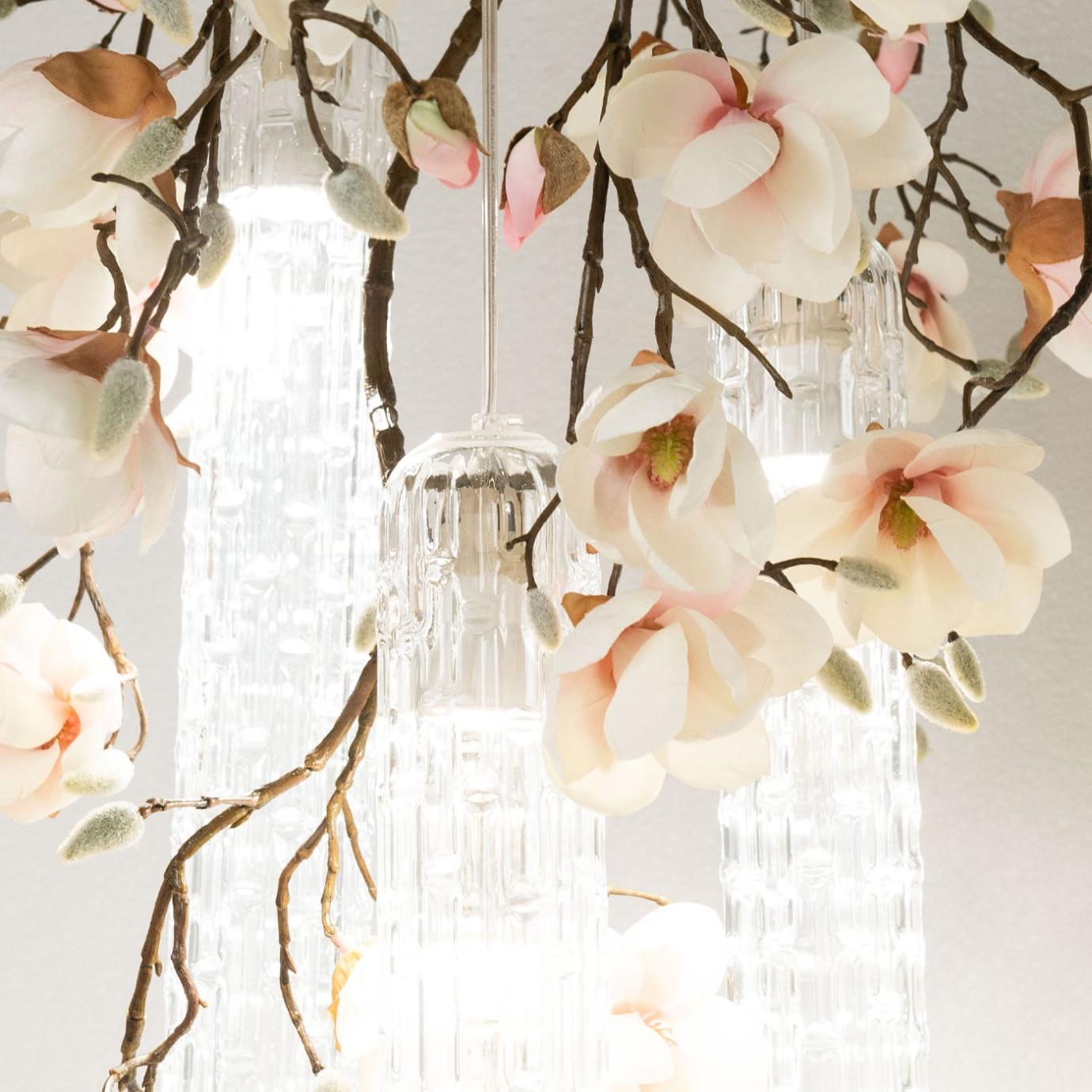 Маленькая белая люстра Magnolia