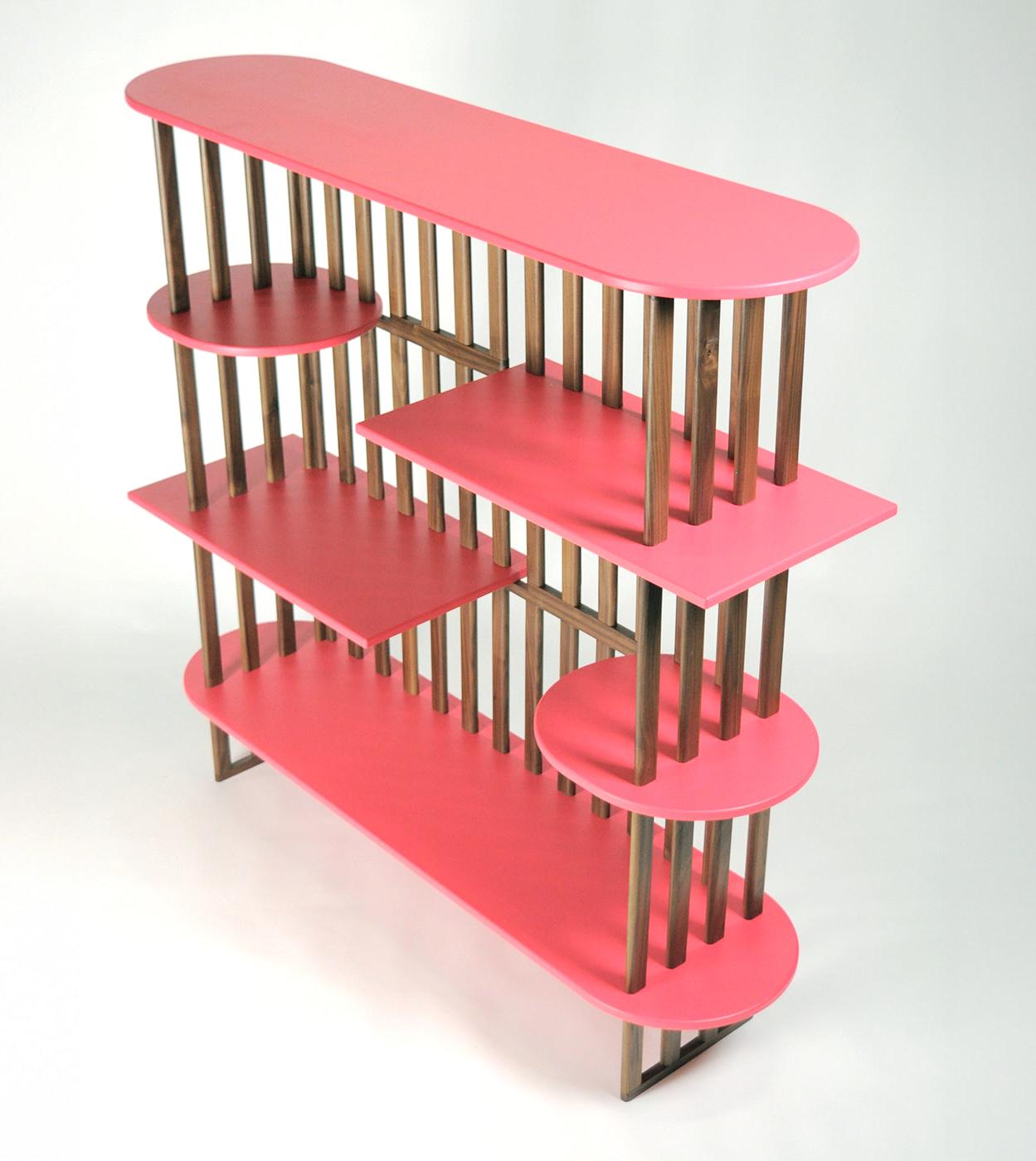 Розовый четырехуровневый книжный шкаф