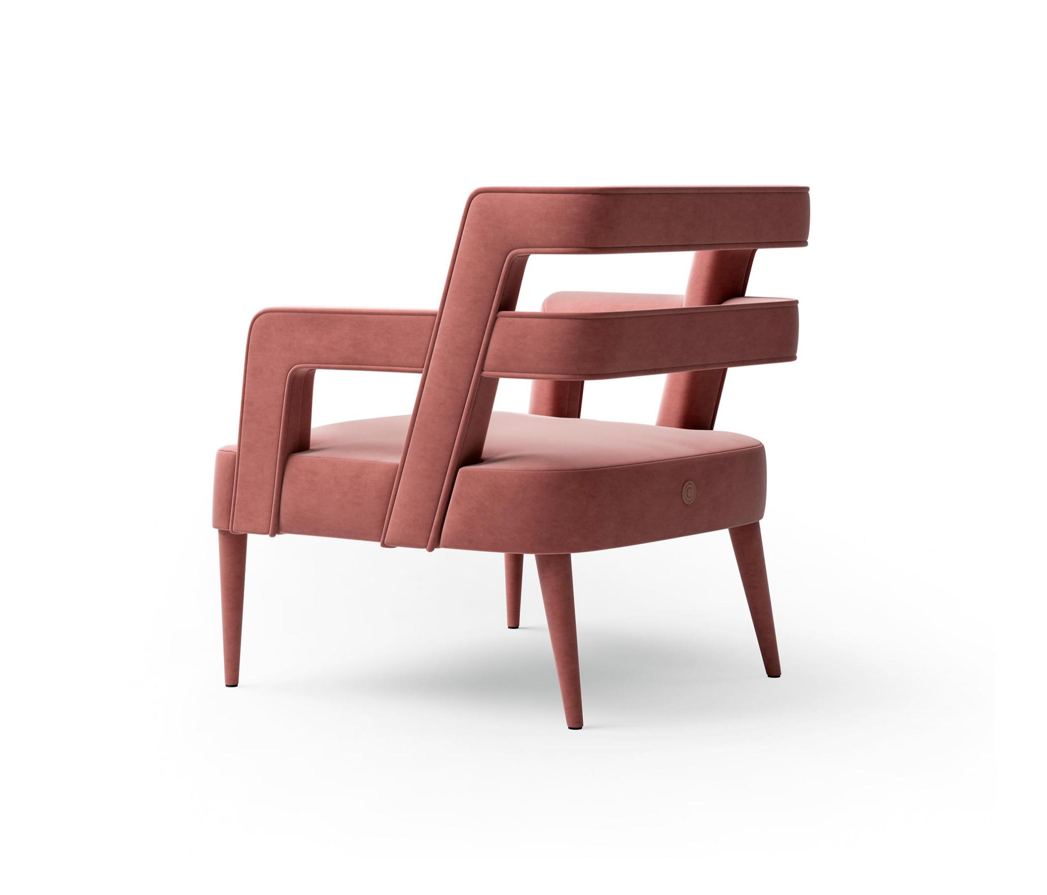 Кресло с обивкой розового цвета