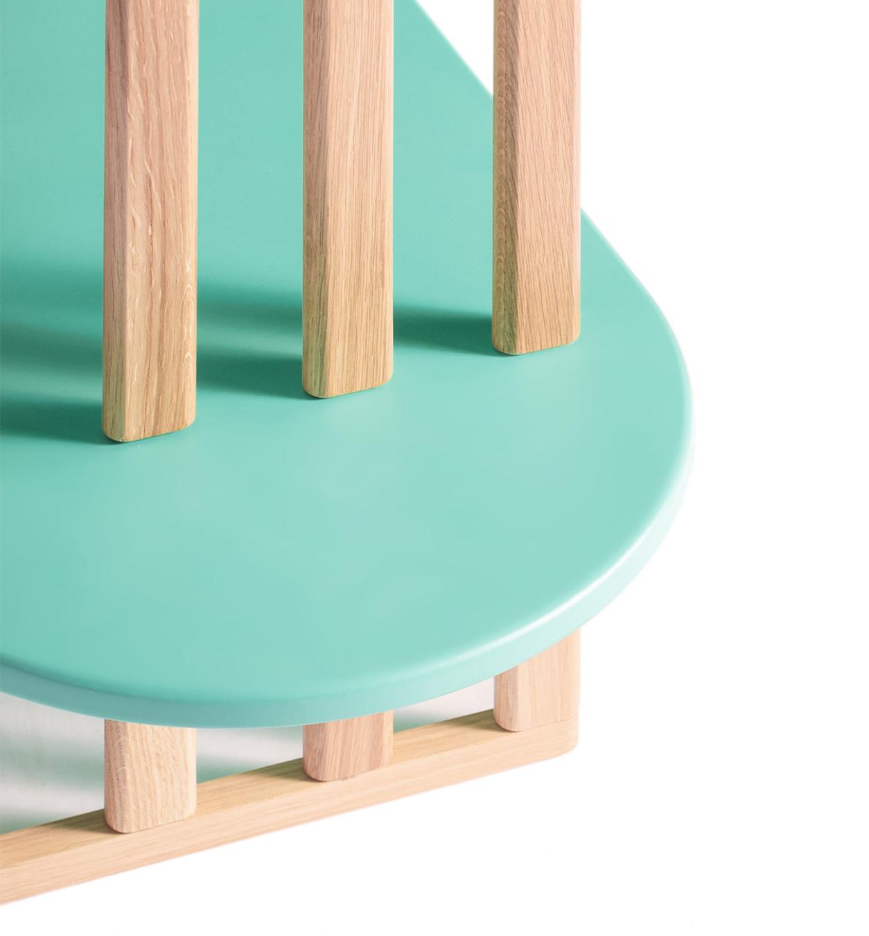 Зеленый четырехъярусный книжный шкаф