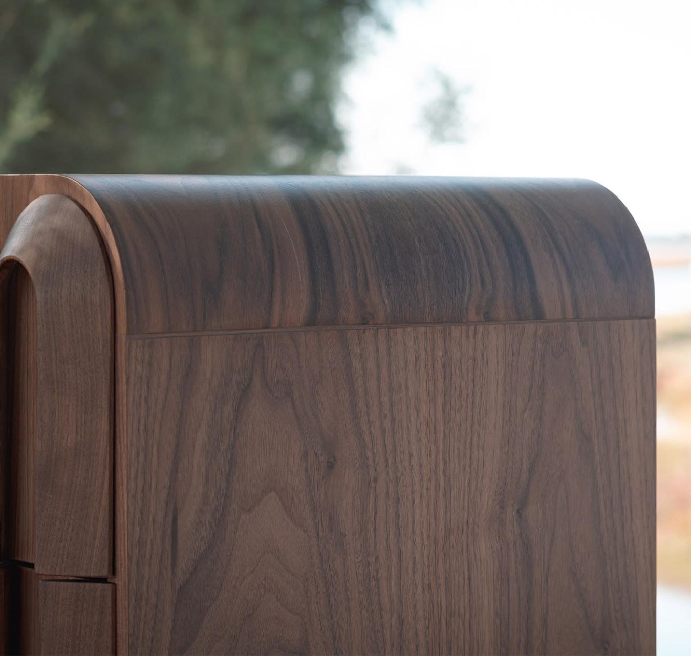 Элегантный деревянный комод