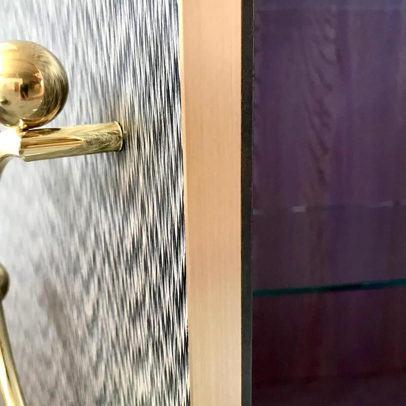 Современный деревянный шкаф