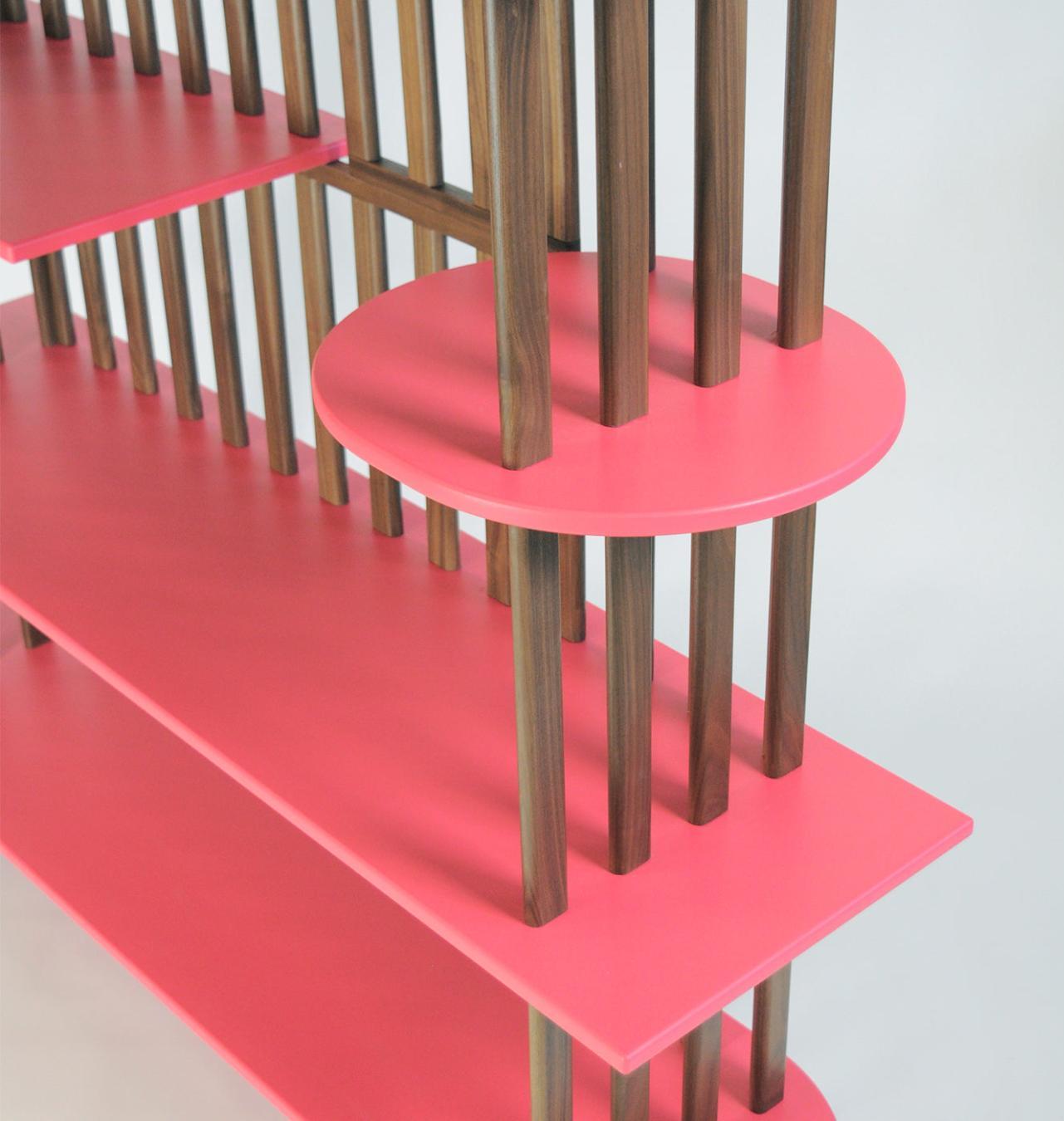 Розовый пятиуровневый книжный шкаф