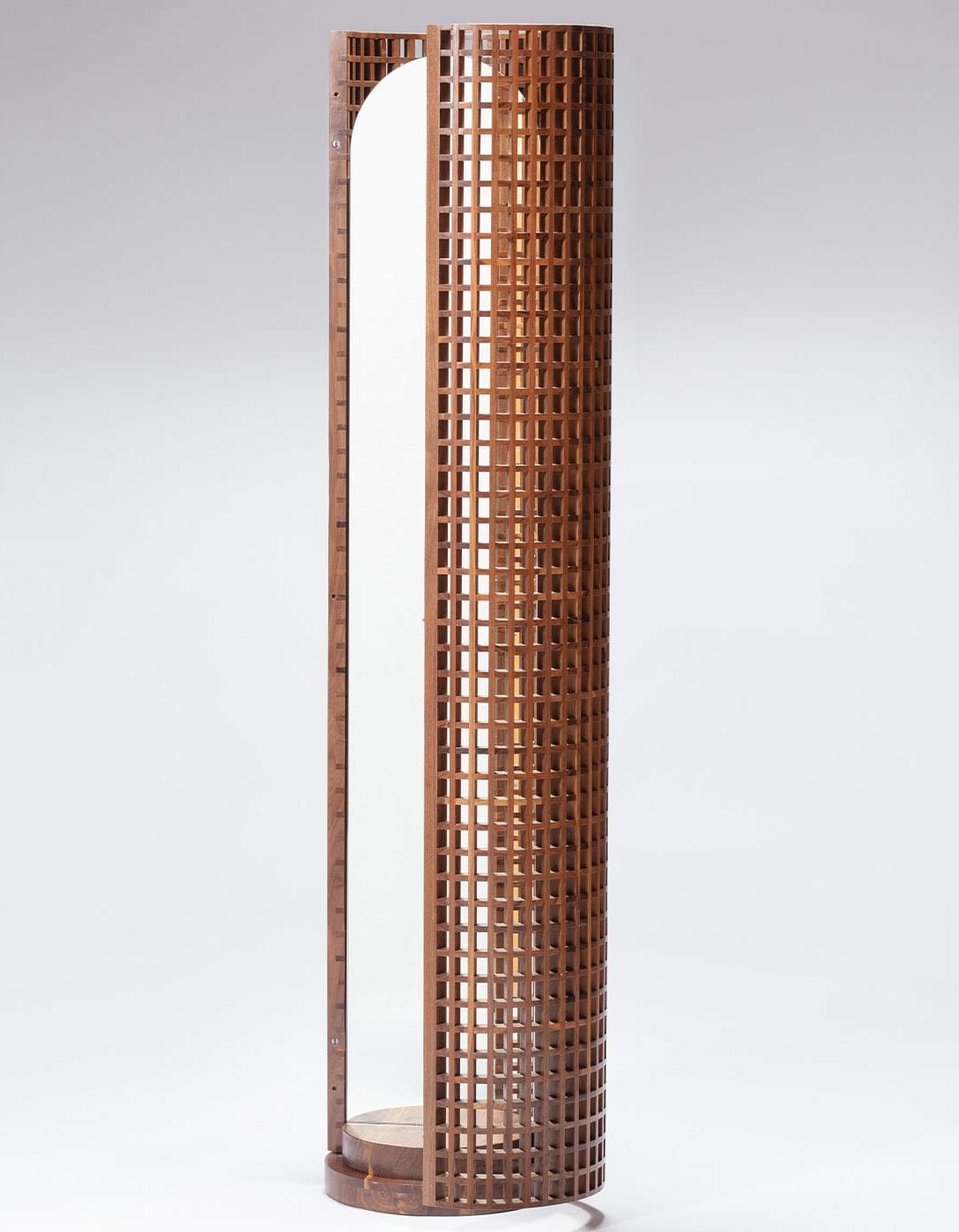 Напольное зеркало ручной работы в деревянной раме