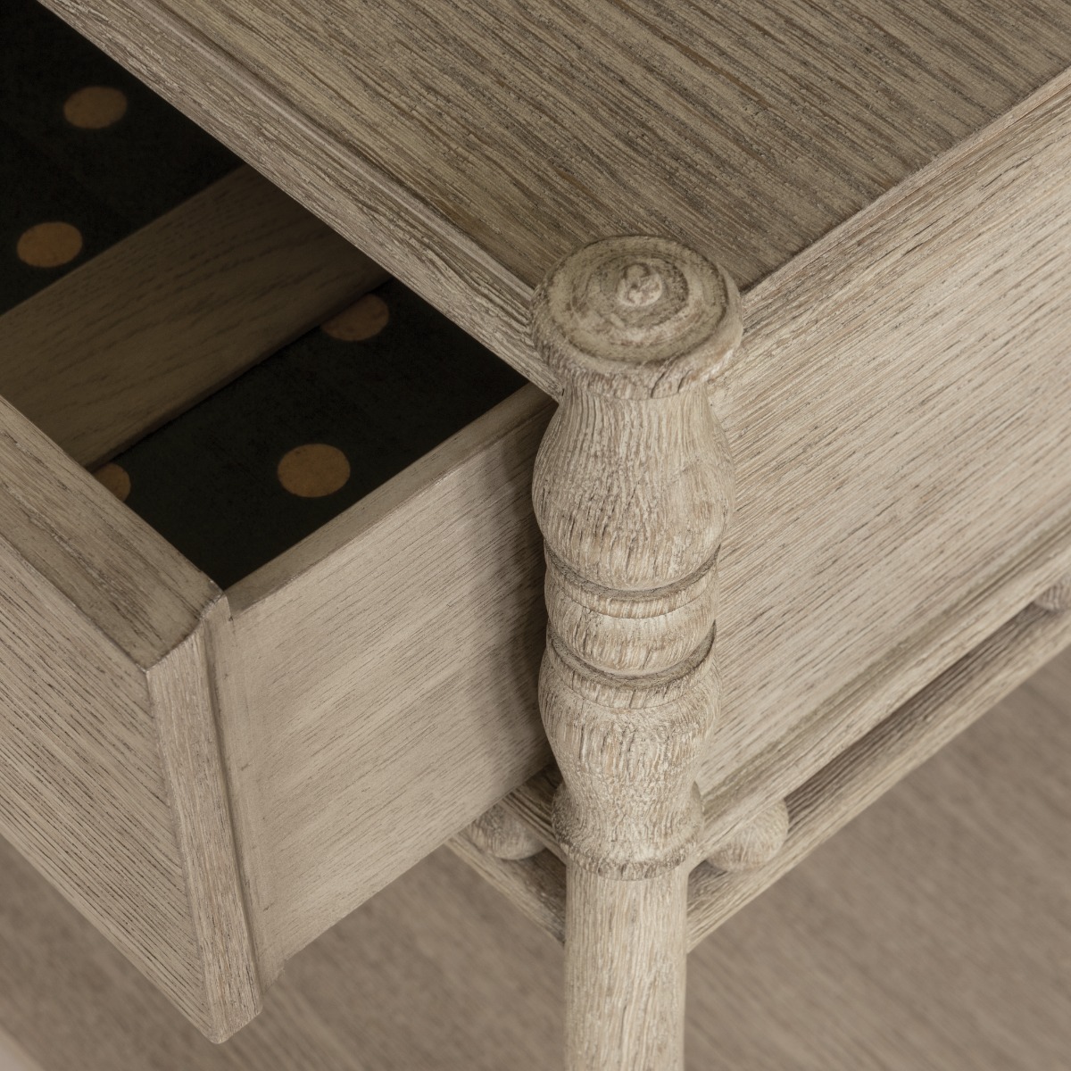 Morris Greyed Oak төсек жанындағы үстел