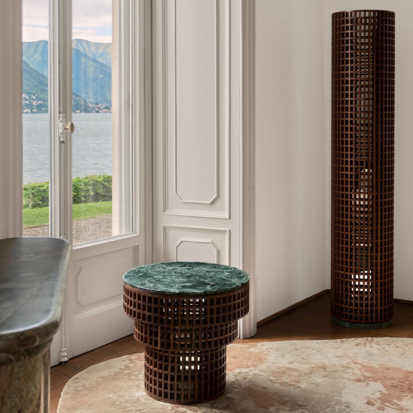 Напольное зеркало из ореха и мрамора