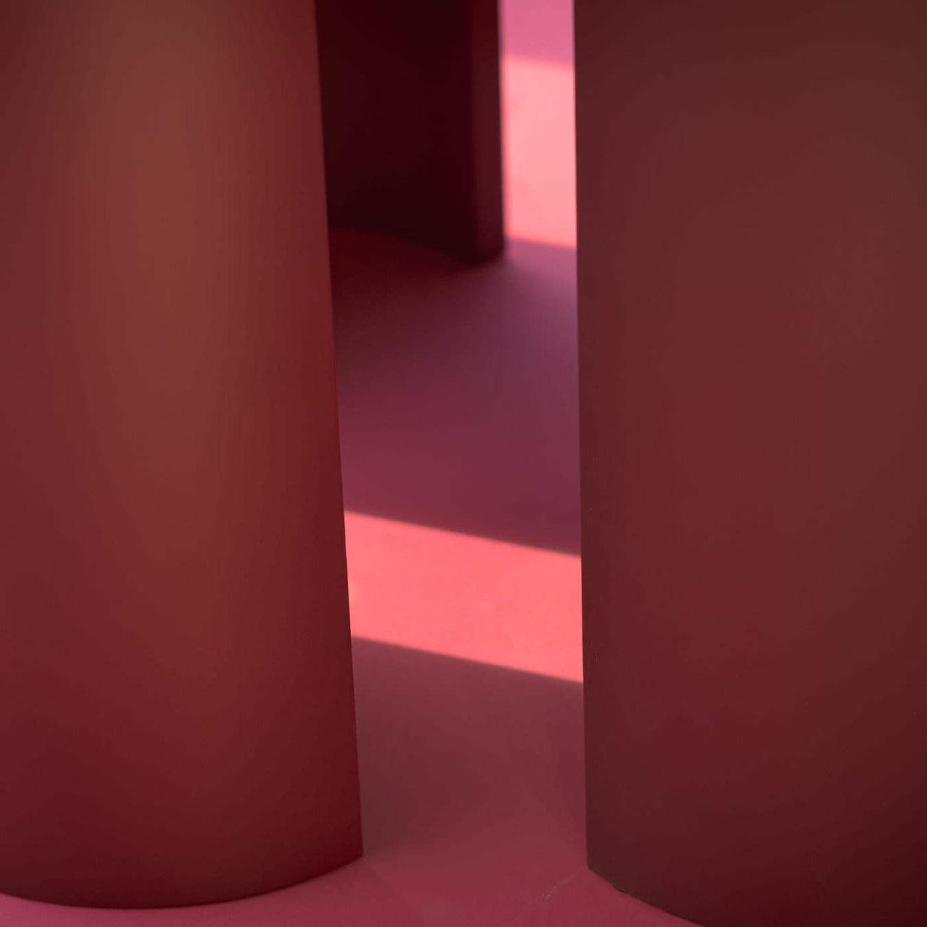 Красный обеденный стол