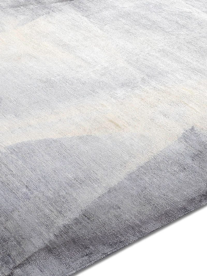 Ковер ручной работы серебристого цвета