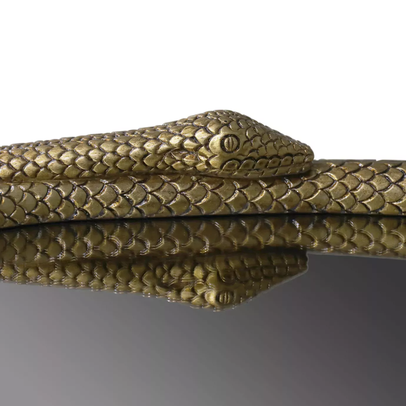 Зеркало Serpentine в форме яблока