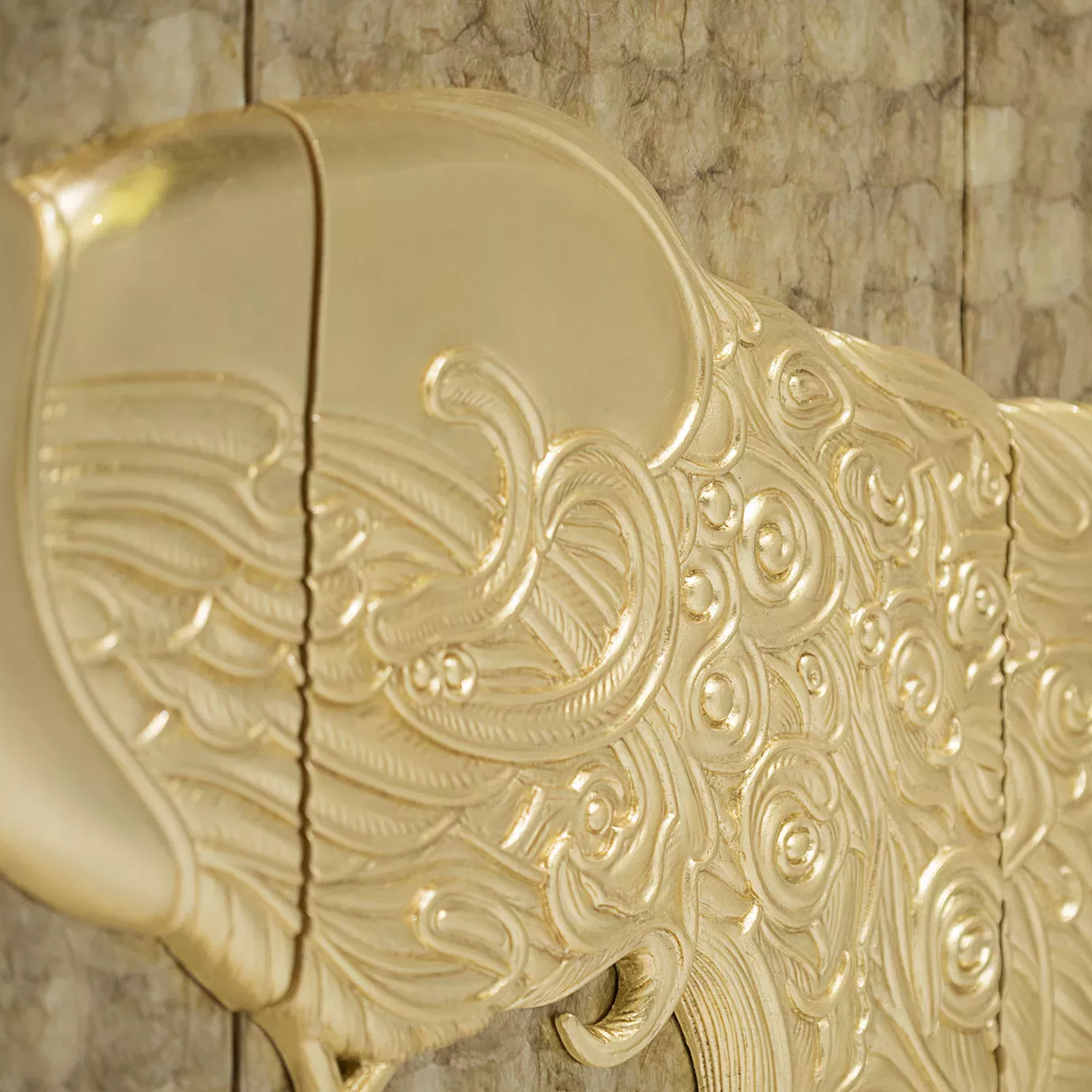 Шкаф с перламутровой отделкой Camilia