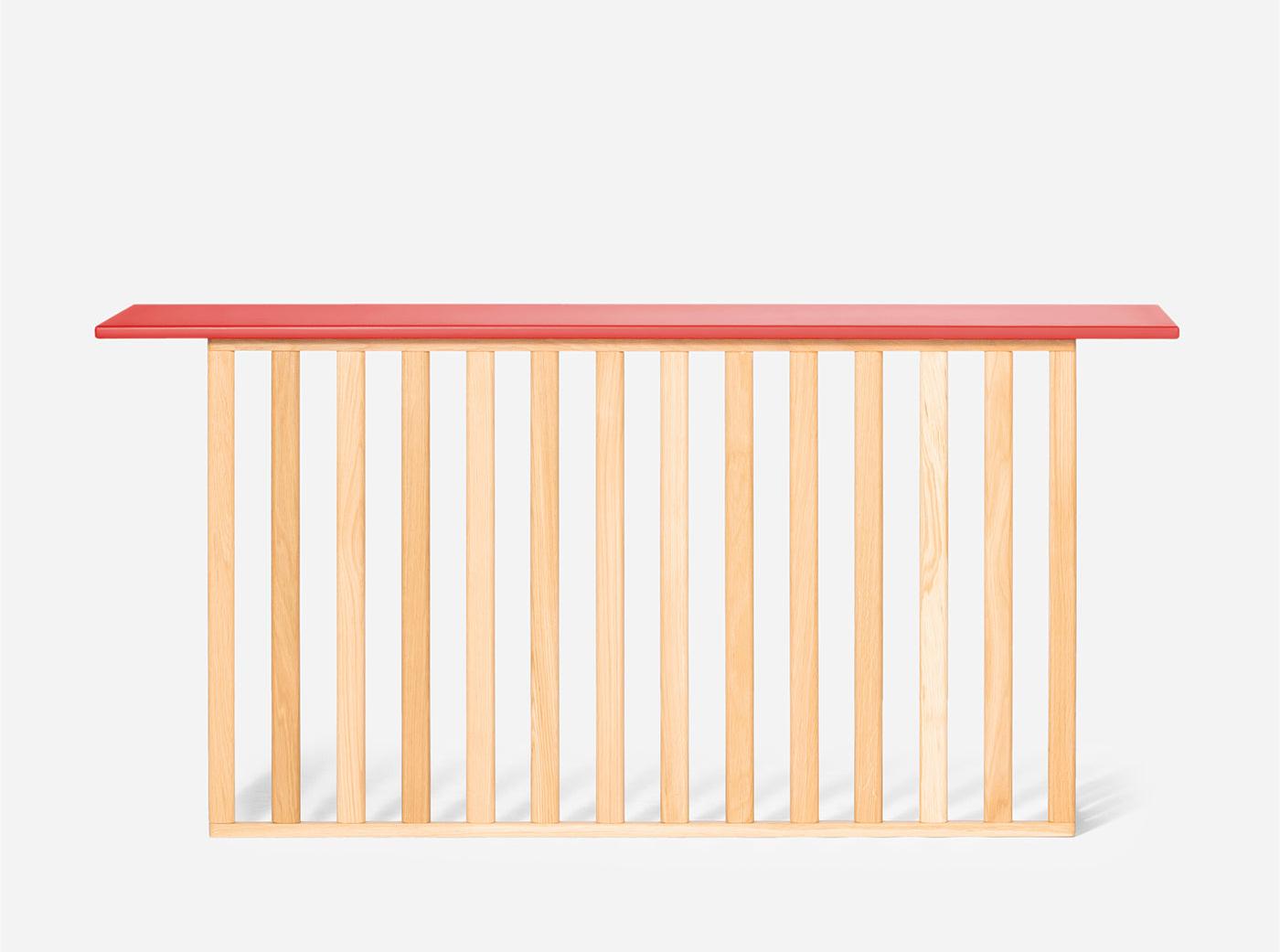 Розовая деревянная консоль