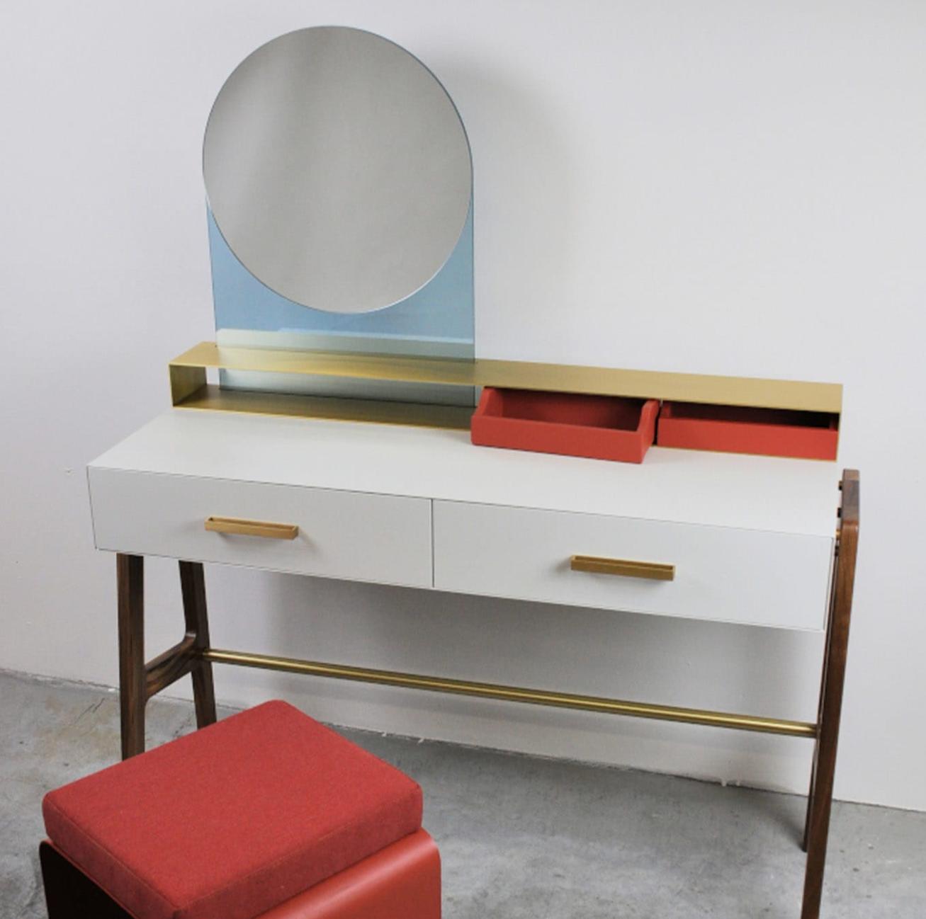 Изысканный туалетный столик с зеркалом