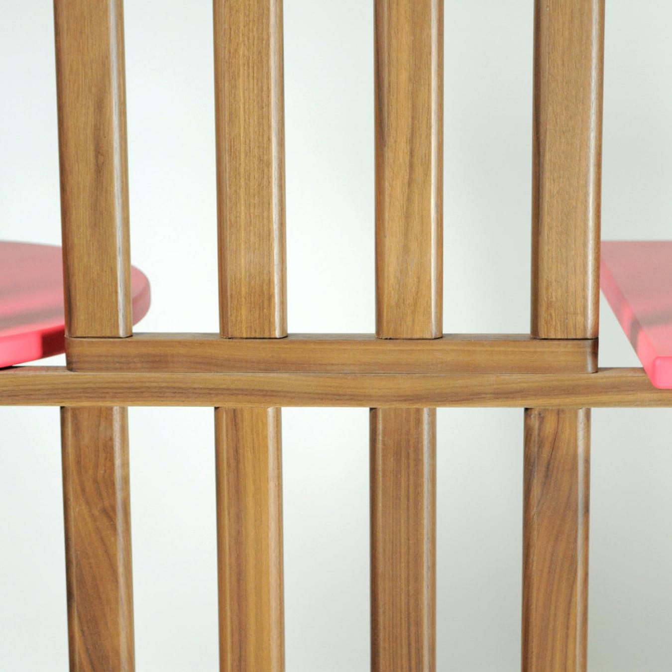 Розовый четырехуровневый книжный шкаф