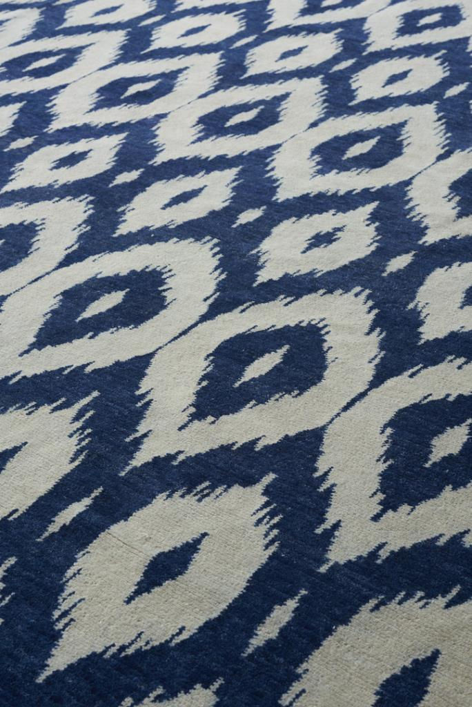Қолмен жасалған жүннен көк кілем Ikat