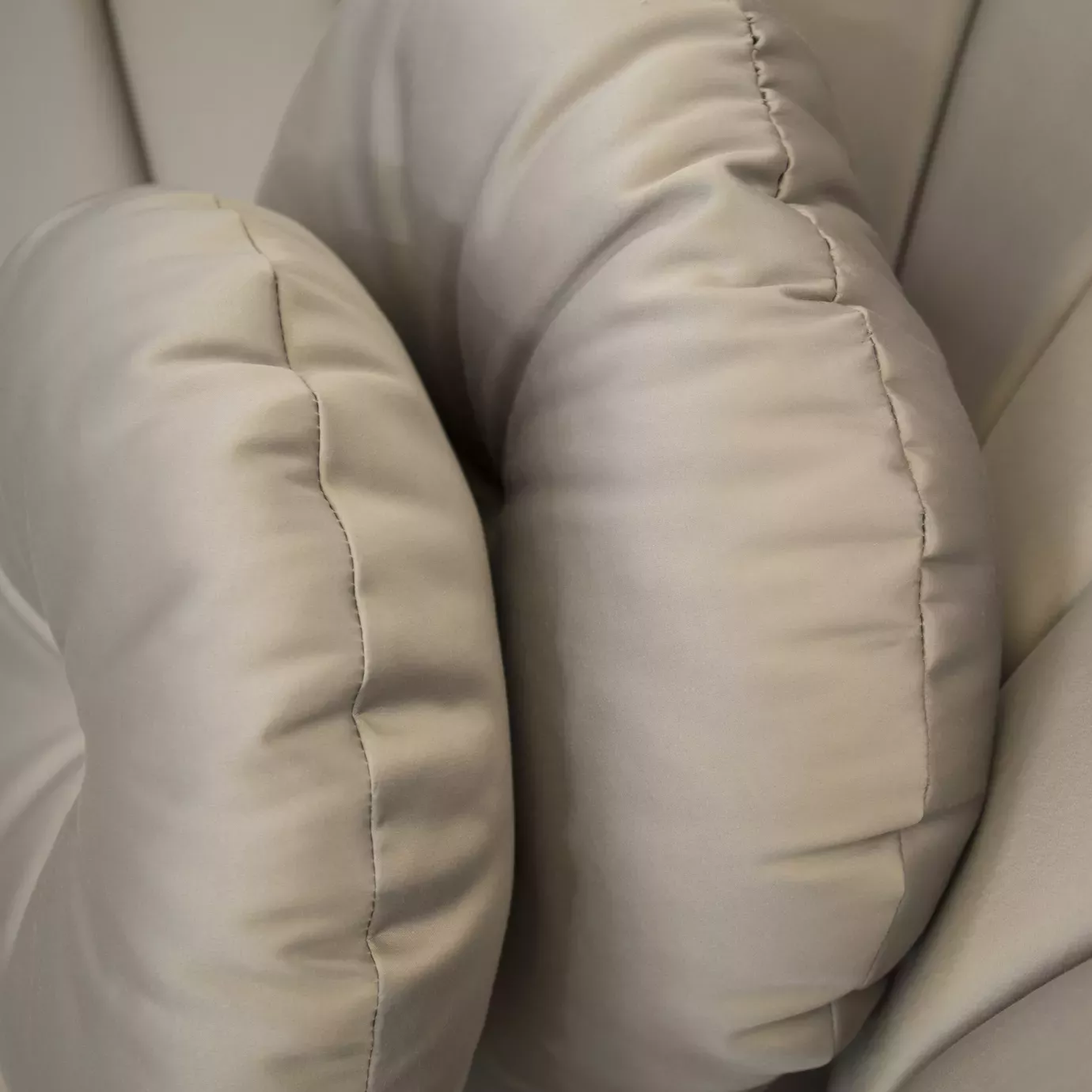 Диван удлиненный на металлическом основании Saphira