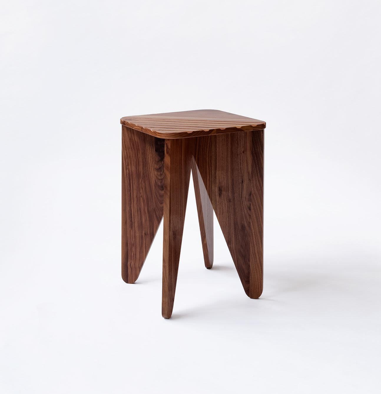 Компактный низкий столик из дерева