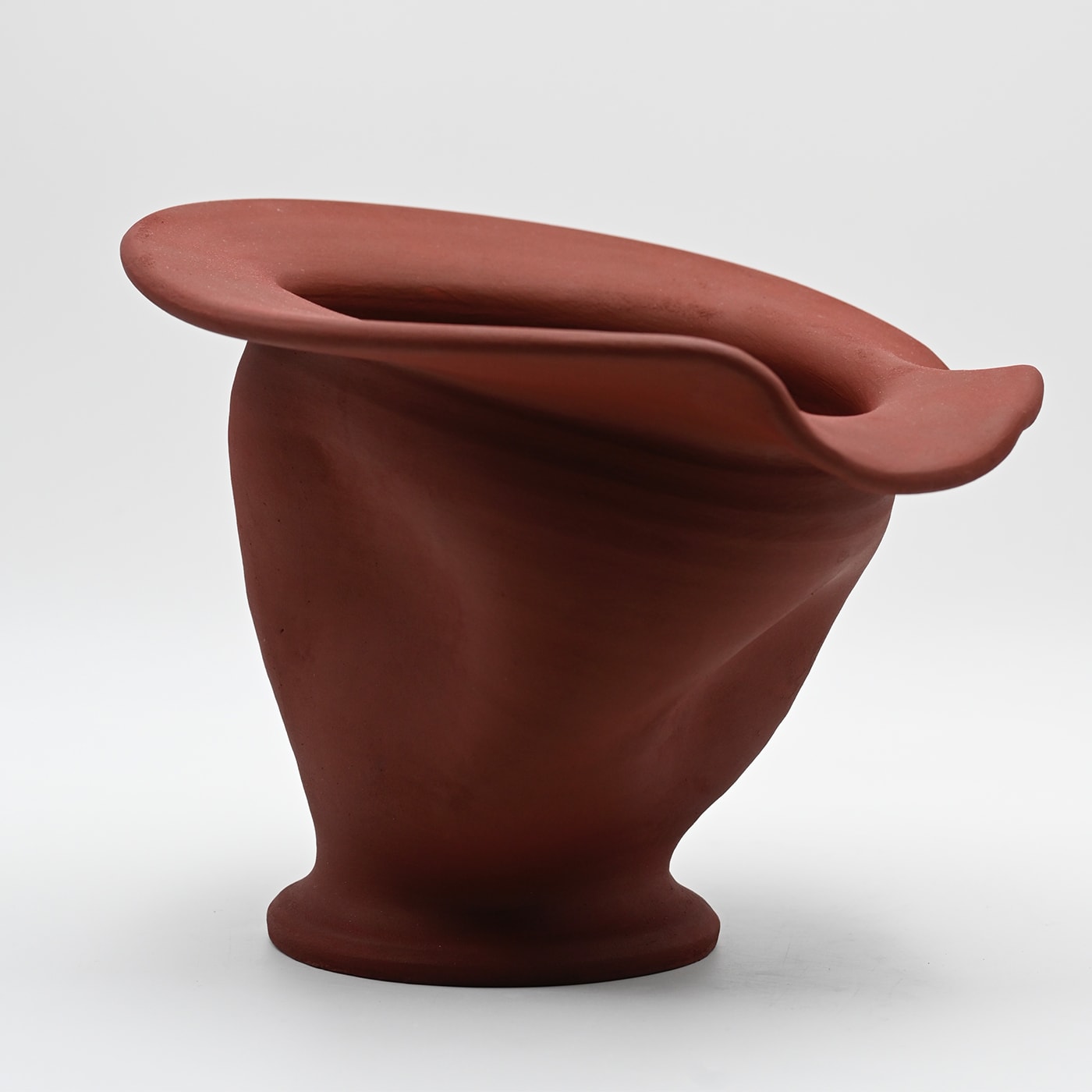 Ручная ваза бордового цвета