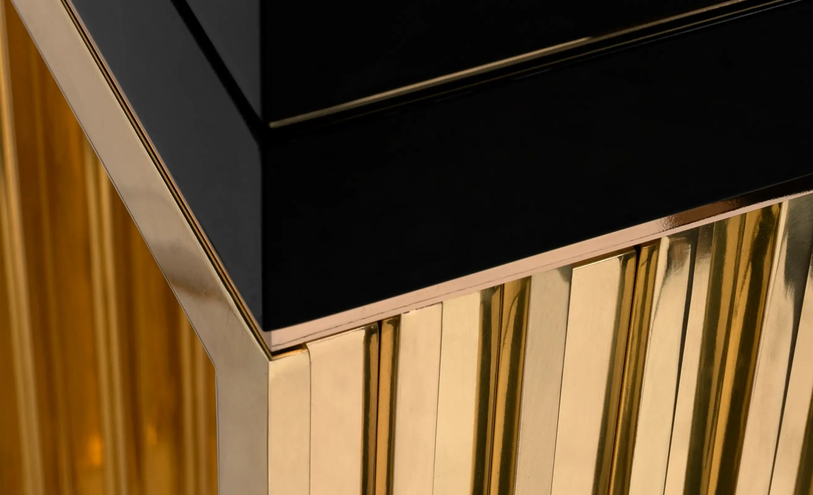 Колонна-дисплей Whirlwind