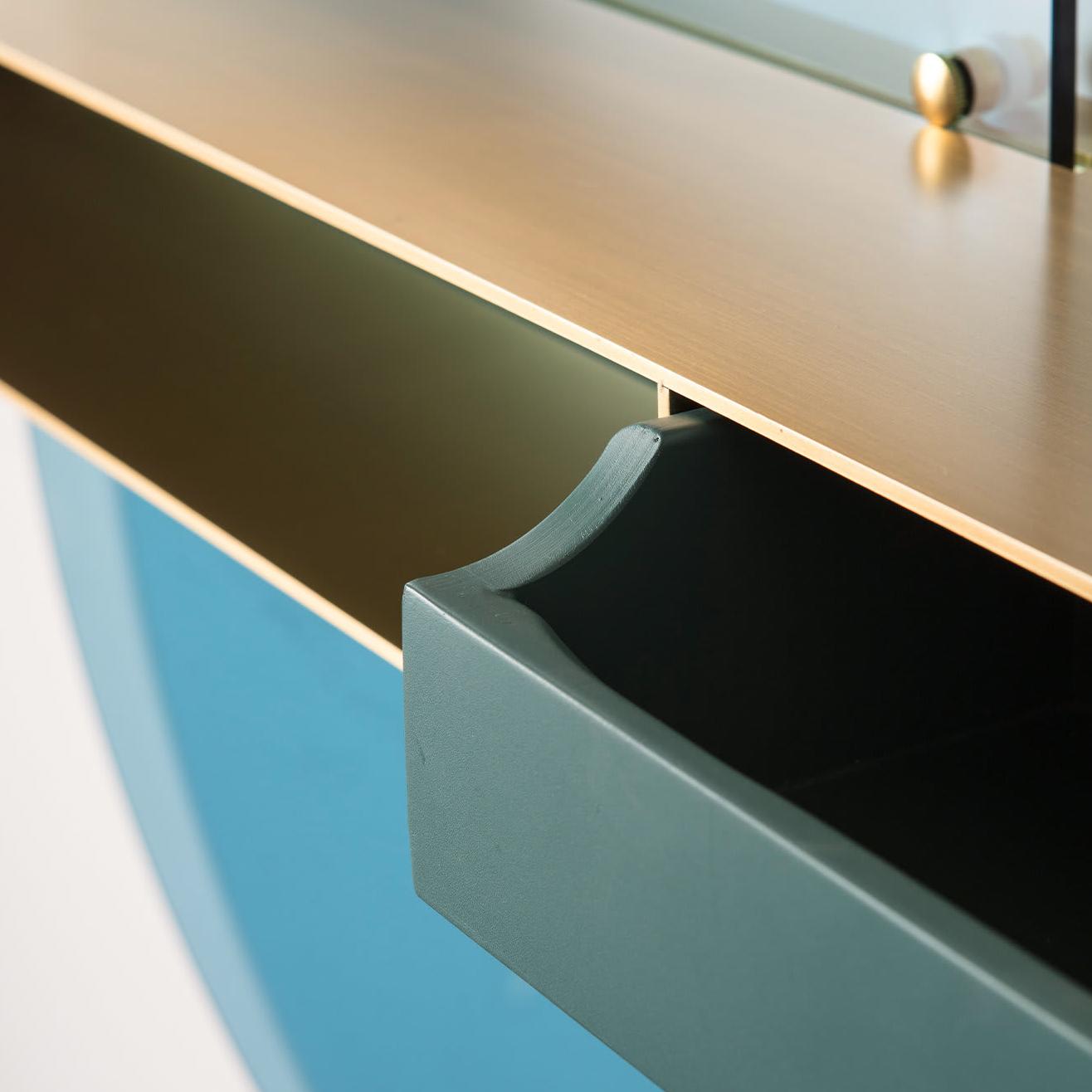 Изысканное настенное зеркало