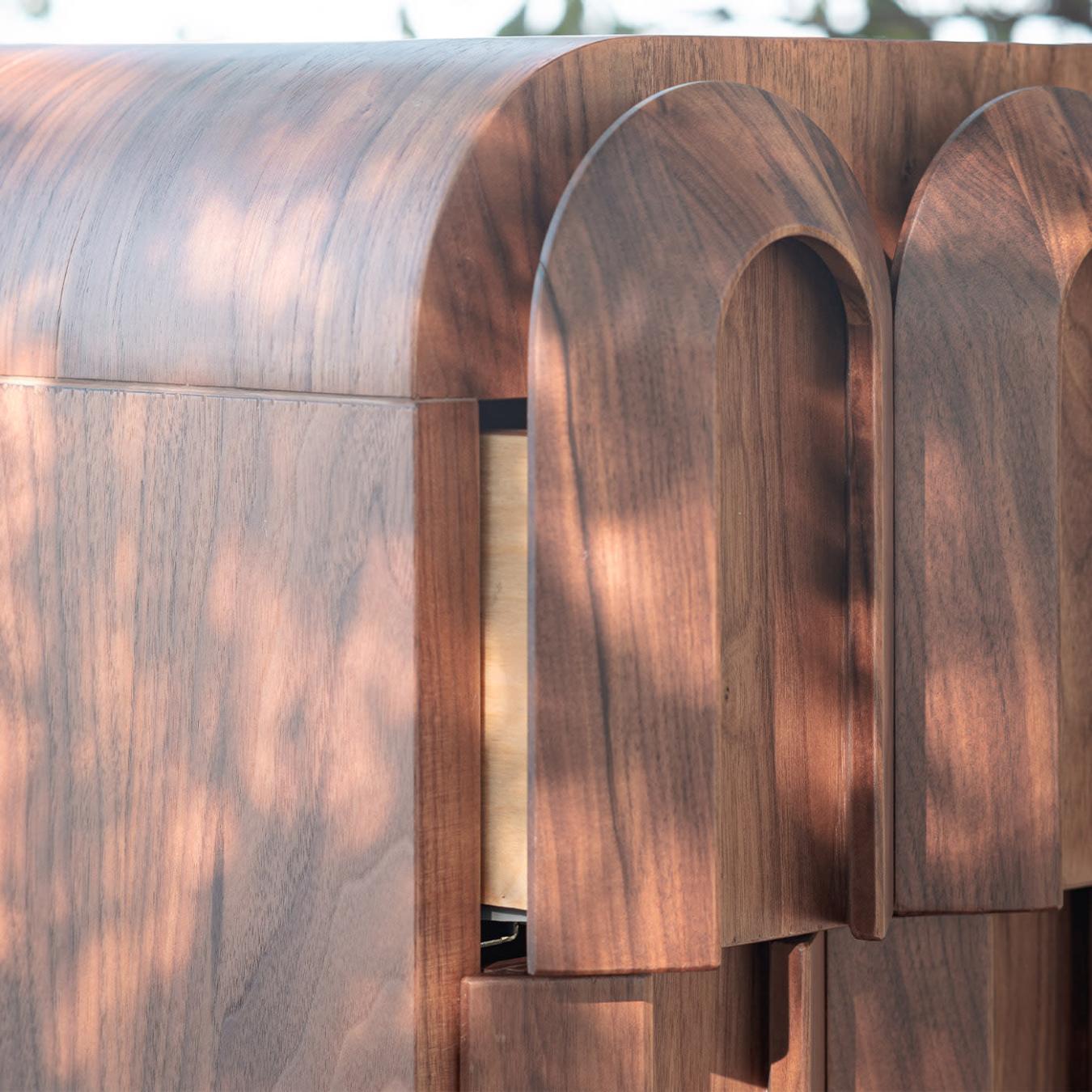 Элегантный деревянный комод