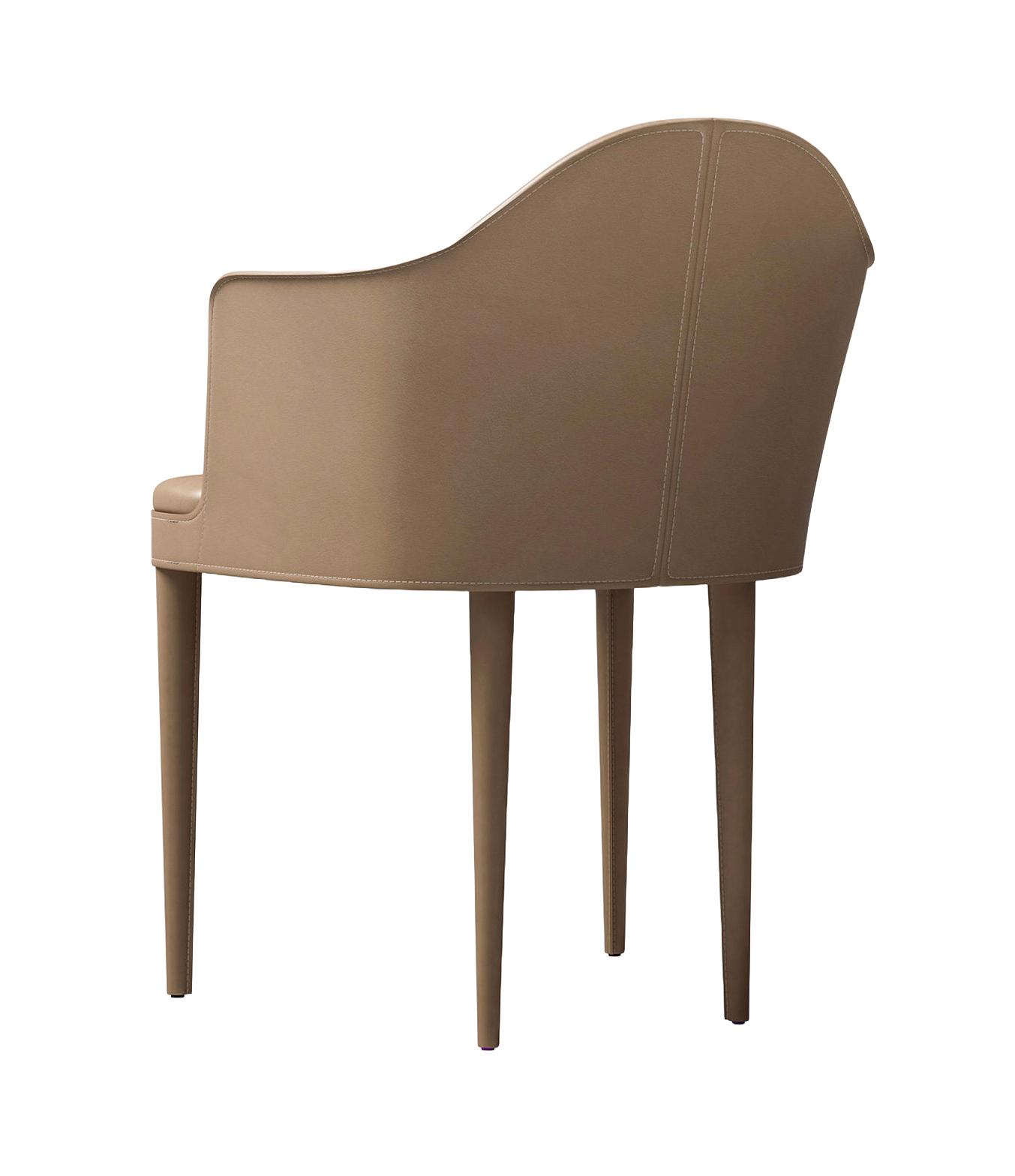 Кожаное кресло с подлокотниками