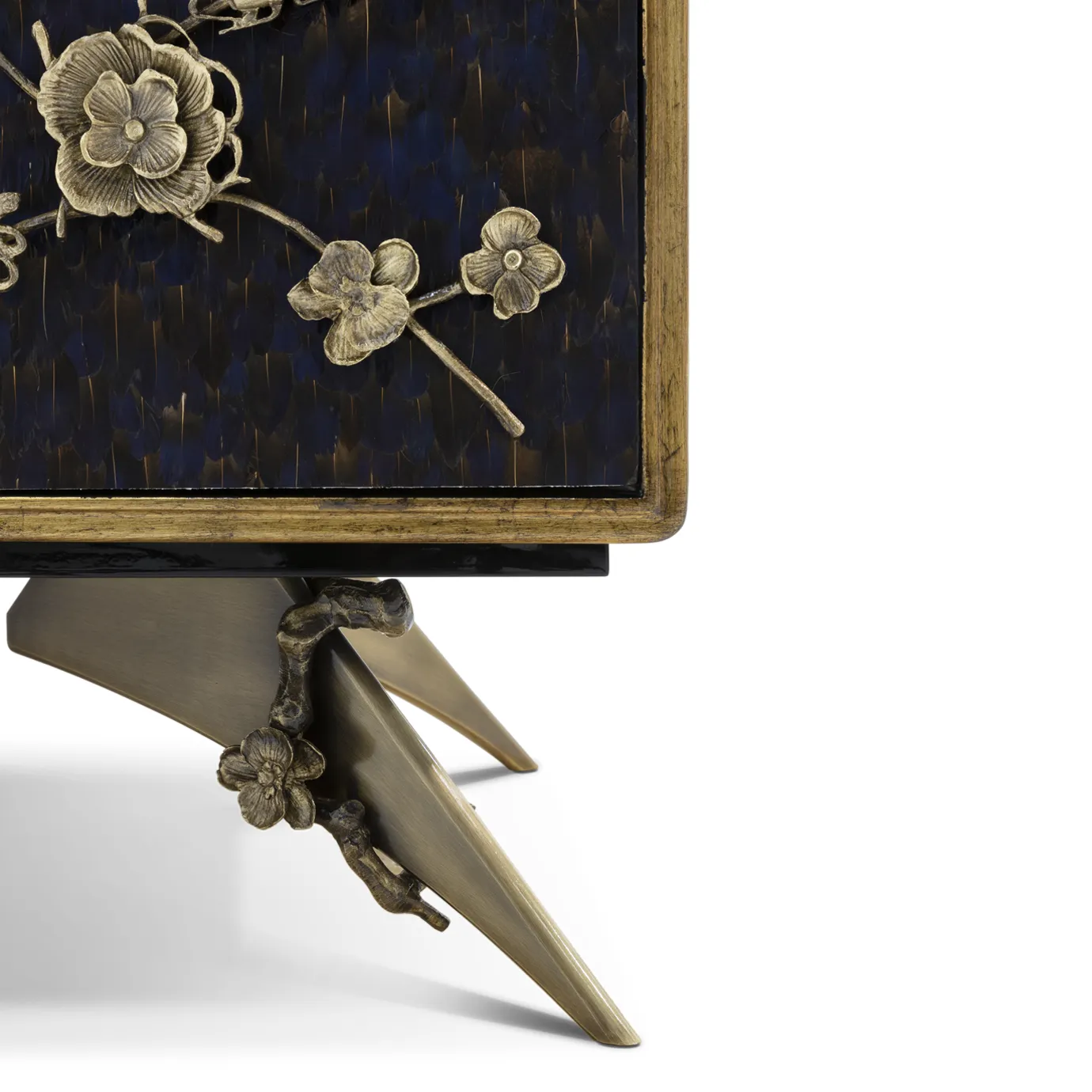 Шкаф с отделкой фиолетовыми перьями Mirage