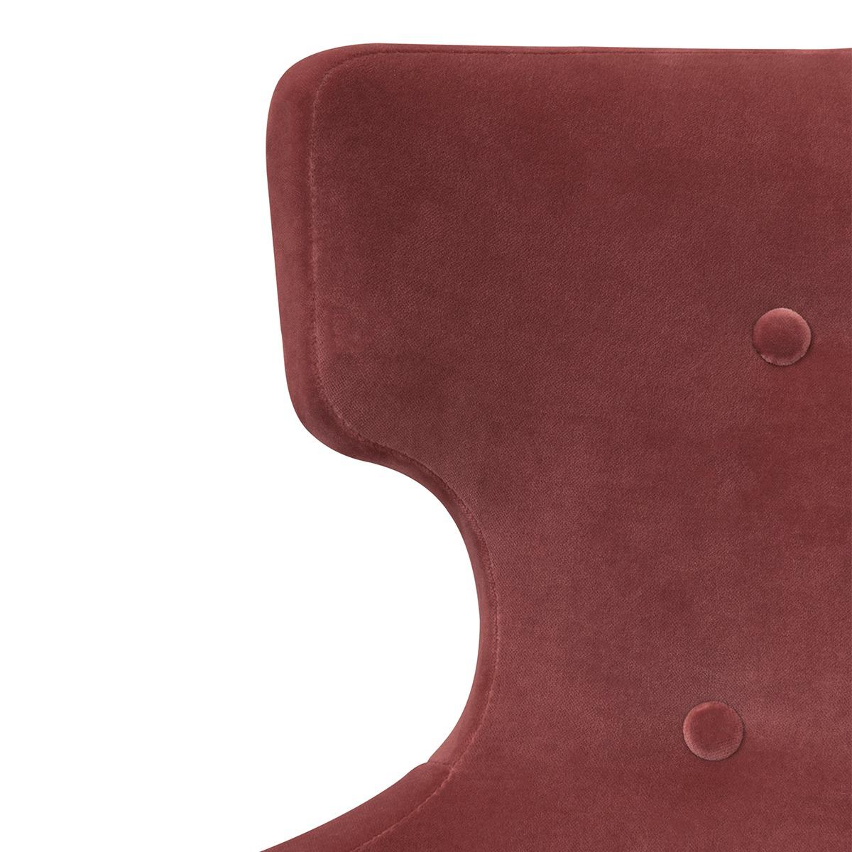 Кресло с высокой спинкой и подлокотниками