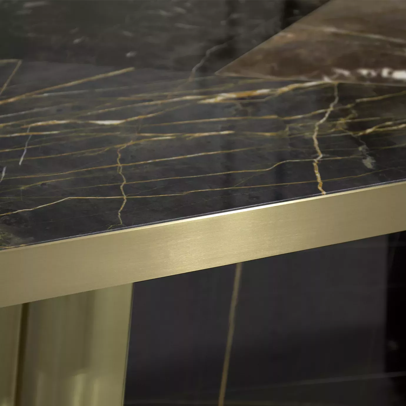 Обеденный стол из гранита черного и золотого Decovita