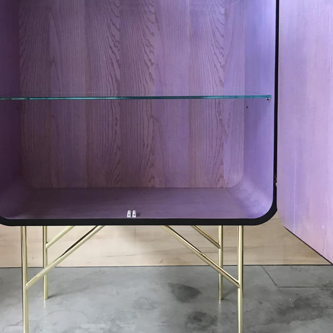 Современный деревянный шкаф