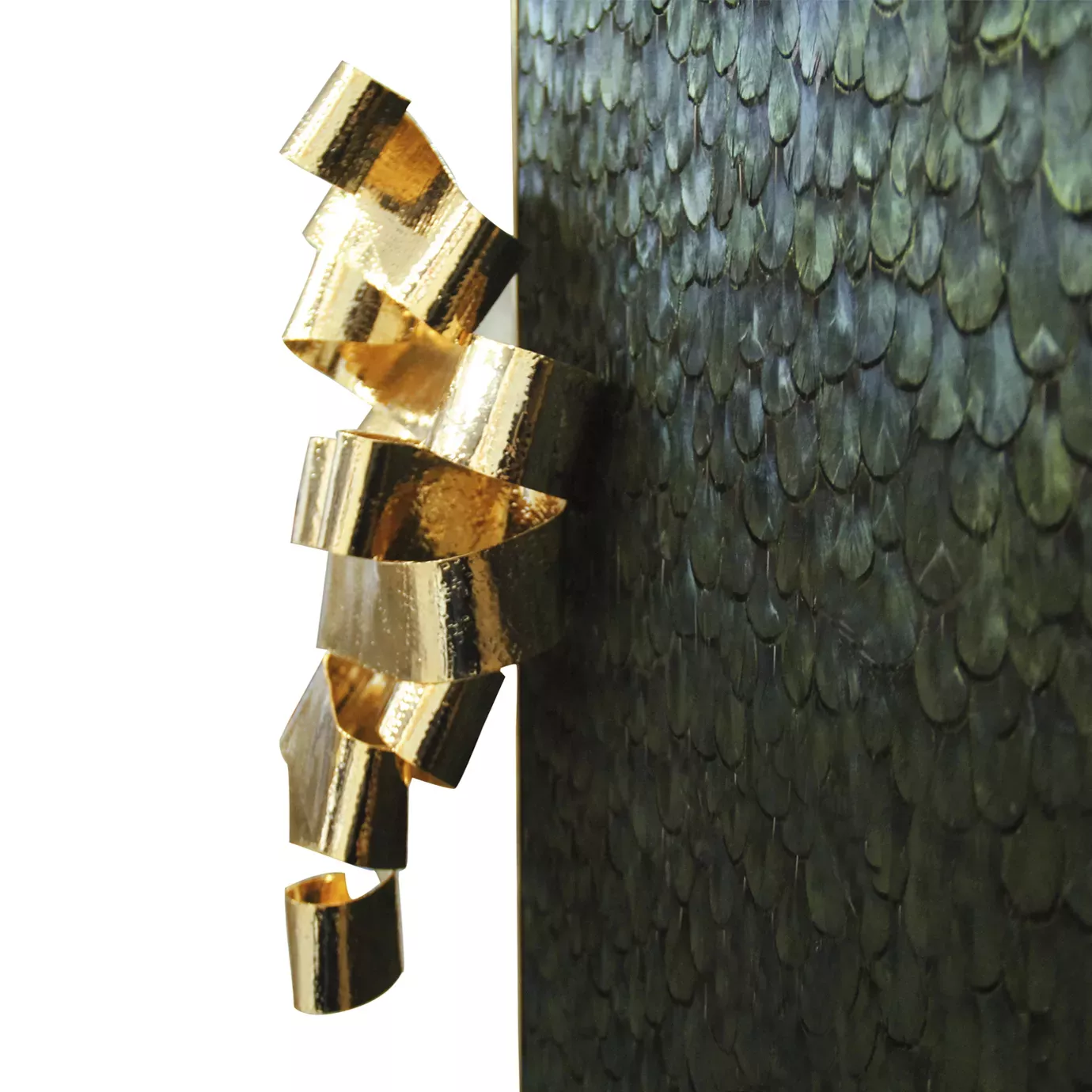 Шкаф с отделкой из перьев павлина Mirage