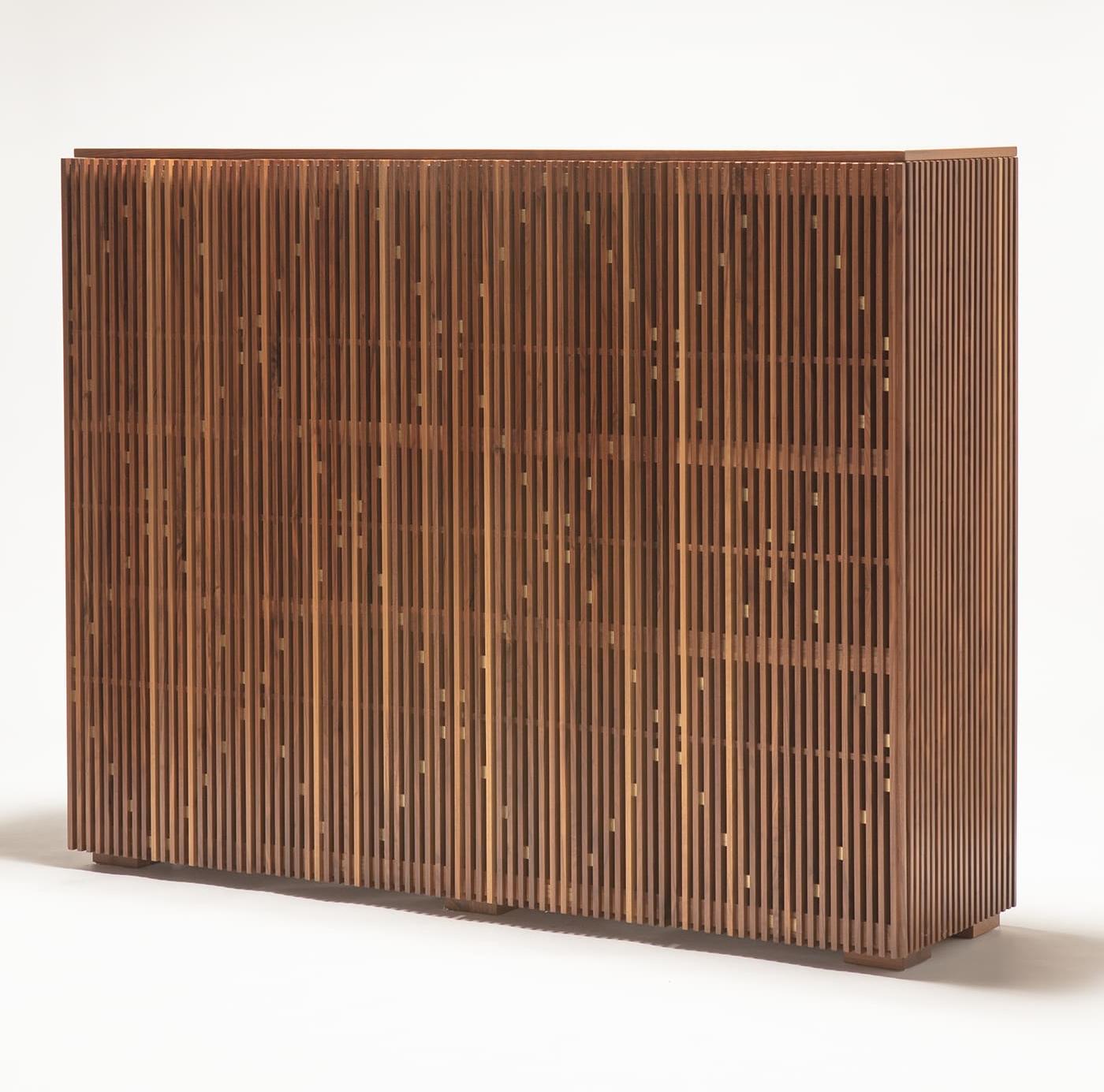 Боковой шкаф в современном стиле