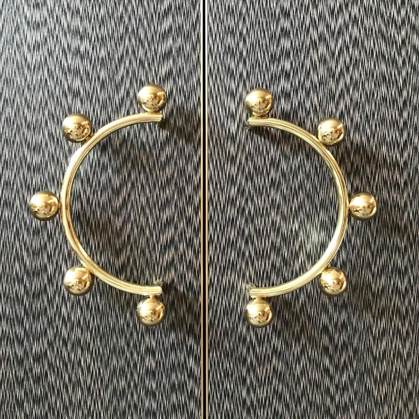 Современный деревянный шкаф