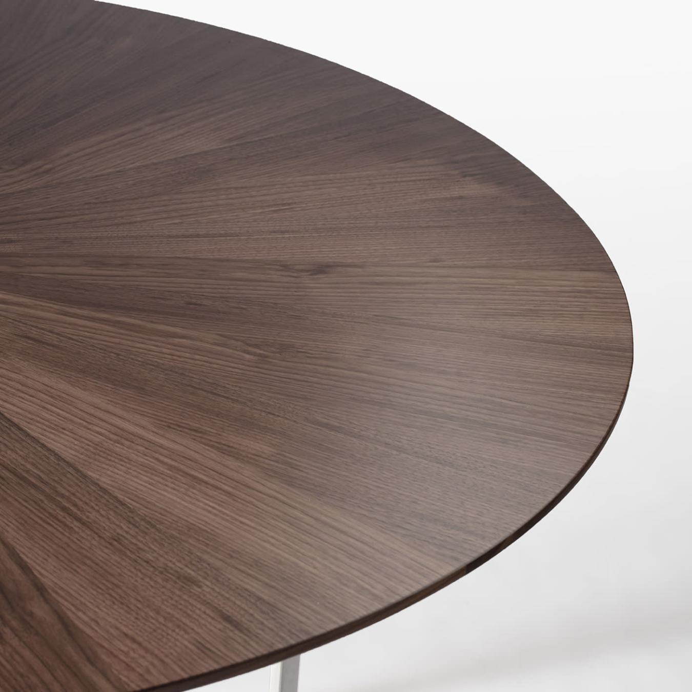 Круглый обеденный стол из ореха канелетто