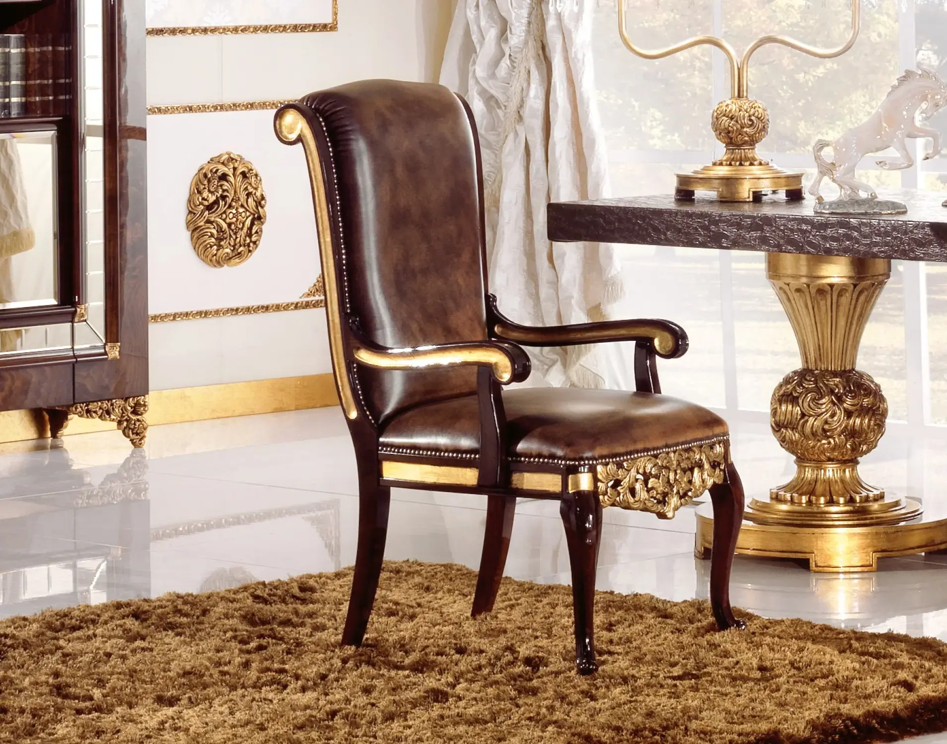 Классическое кожаное кресло с подлокотниками