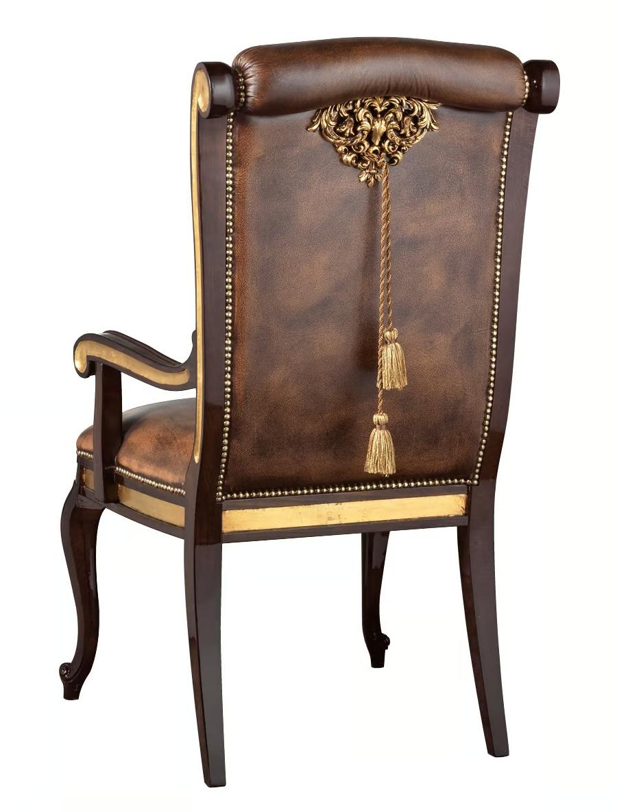 Классическое кожаное кресло с подлокотниками