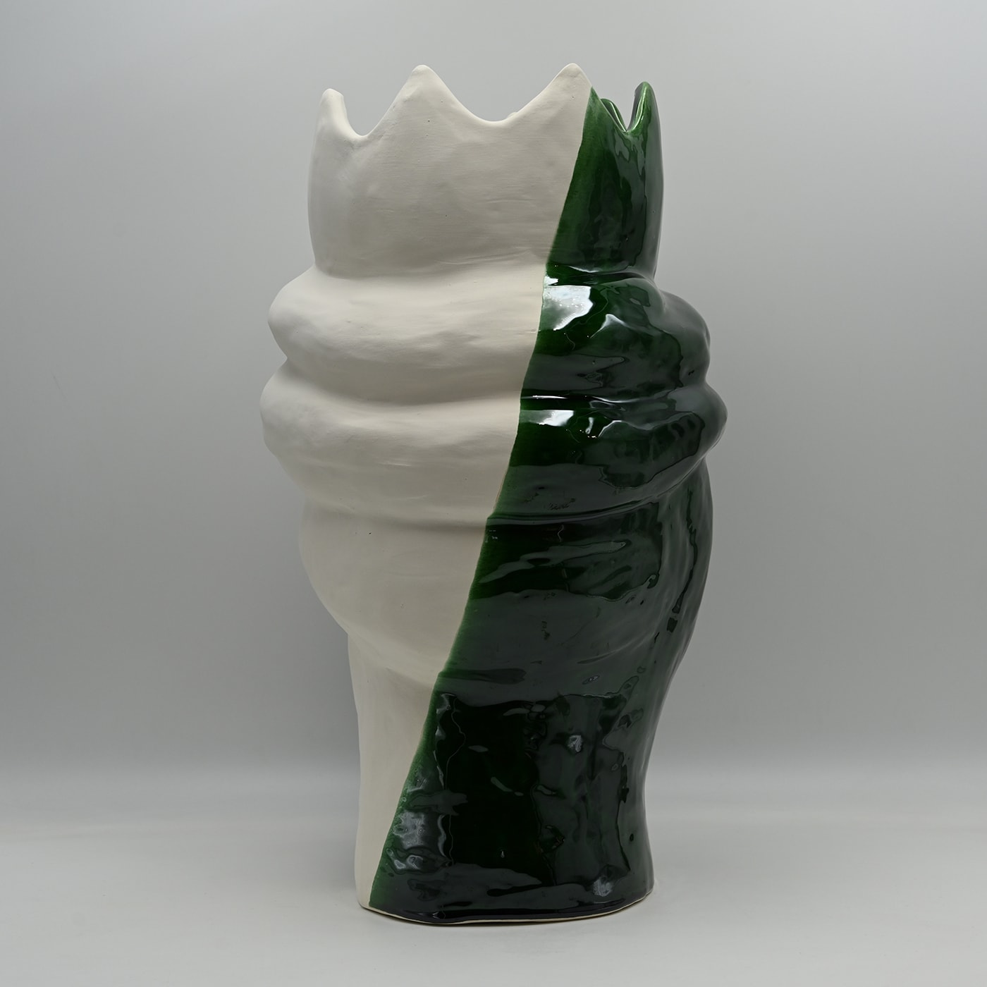 Скульптура зеленая с белым Moor's Head