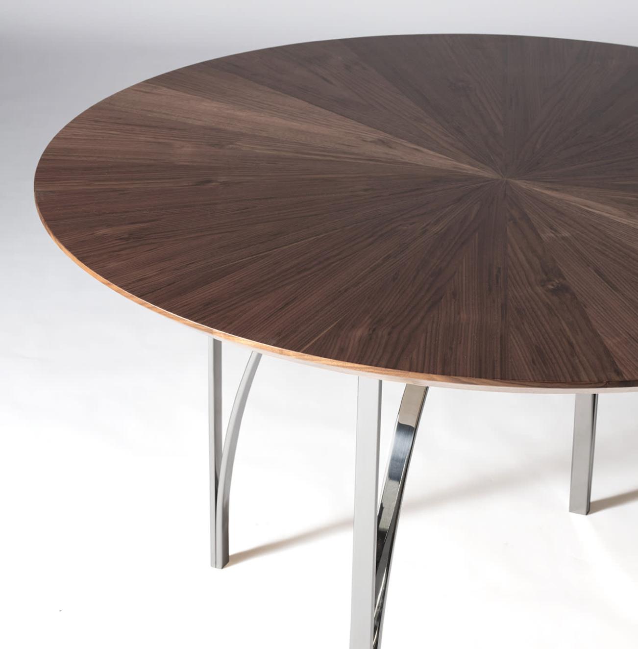 Круглый обеденный стол из ореха канелетто