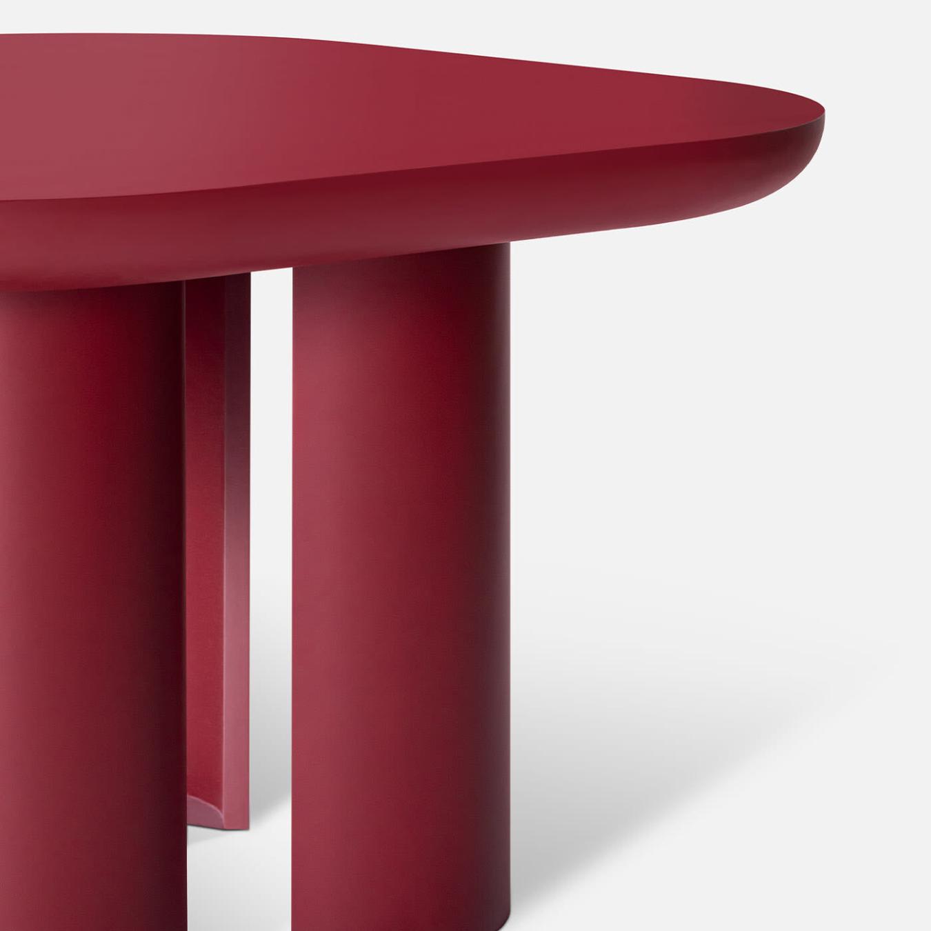 Красный обеденный стол