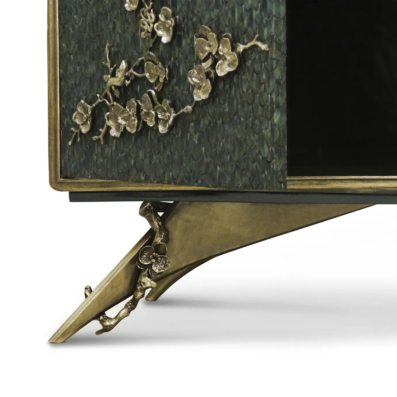 Шкаф с отделкой из перьев павлина Mirage