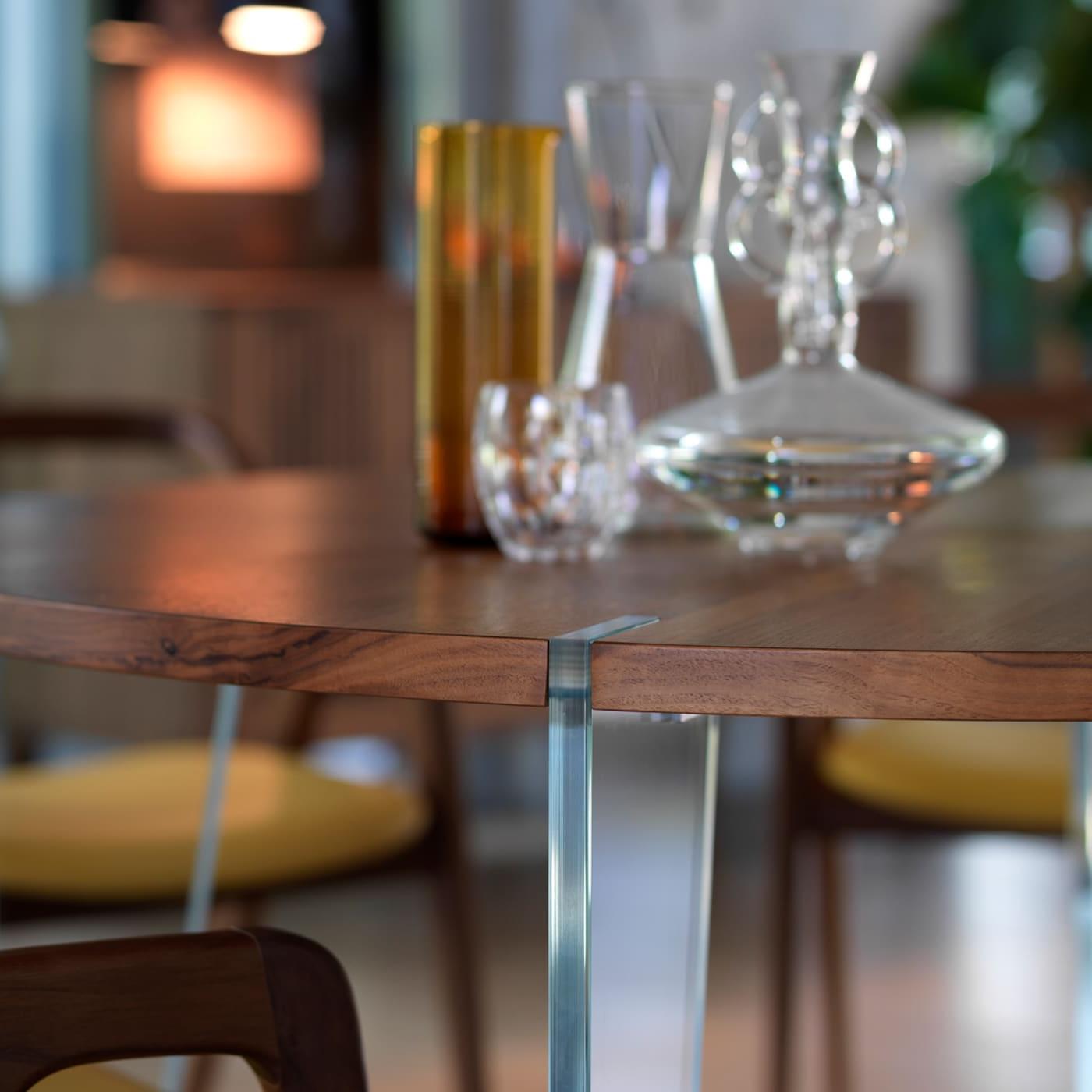 Круглый стол коричневый Sospeso